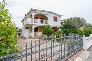 Apartmani uz more Vir - 18570