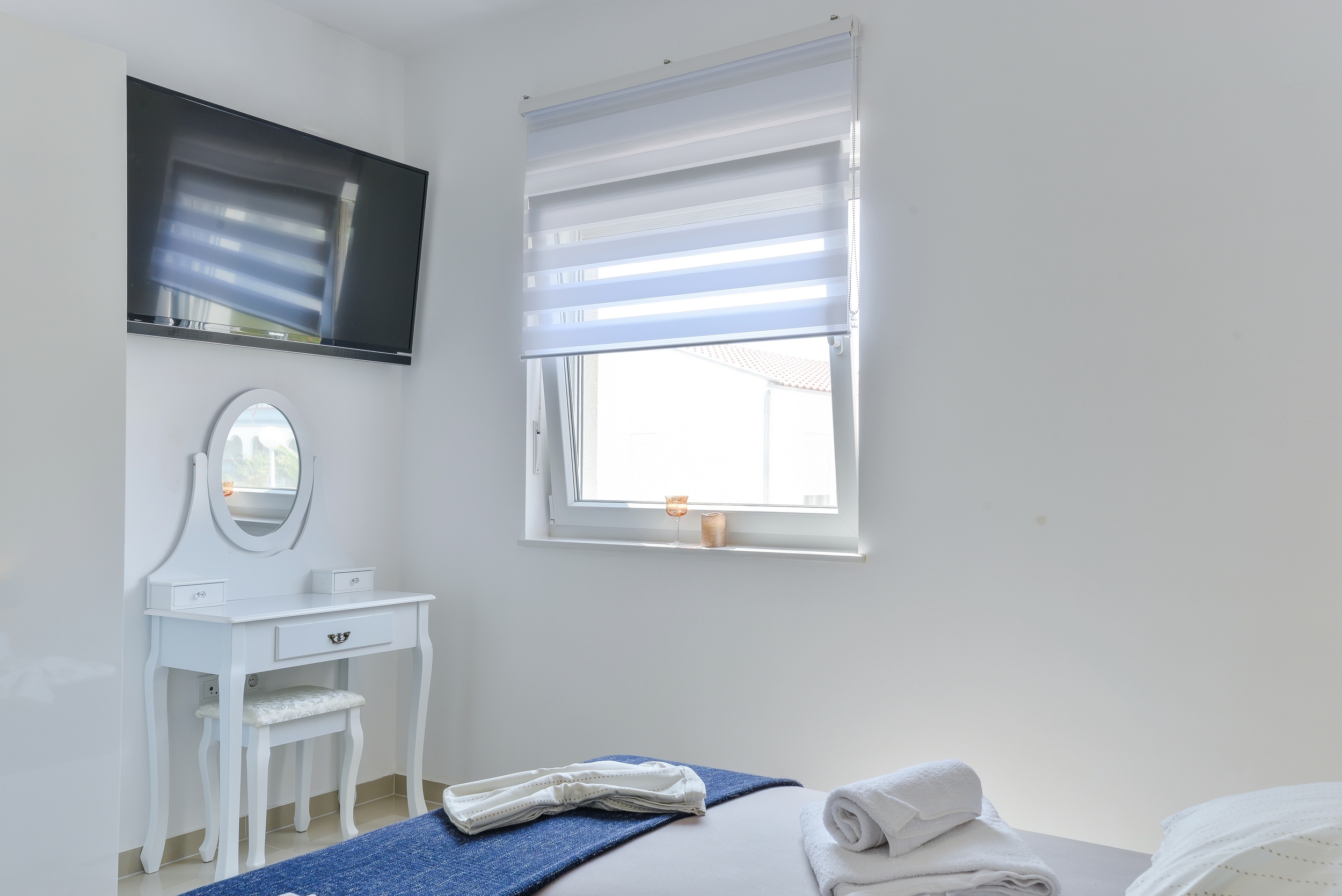 One bedroom apartment with balcony and sea view Vir - Kozjak, Vir  A-b