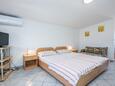 Bedroom Vir, Bedroom in the studio-apartment, air condition available and WiFi.