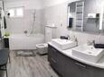 Bathroom 2 Dicmo, Bathroom 2 in the house, (pet friendly) and WiFi.