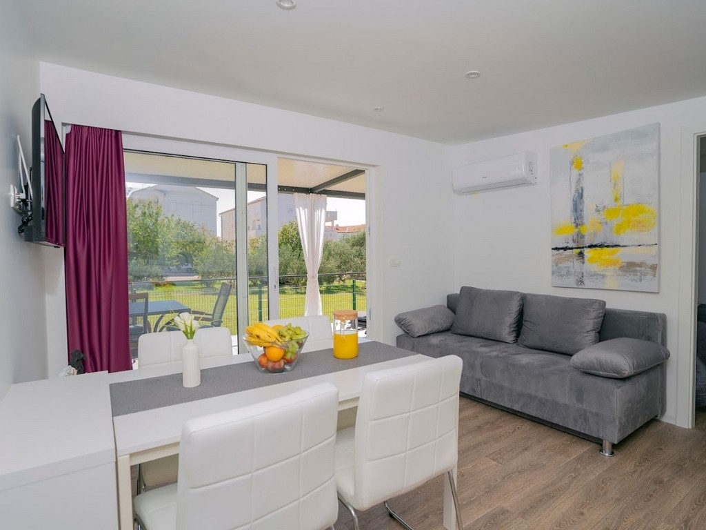 Two bedroom apartment with terrace and sea view Sveti Filip i Jakov, Biograd  A-a