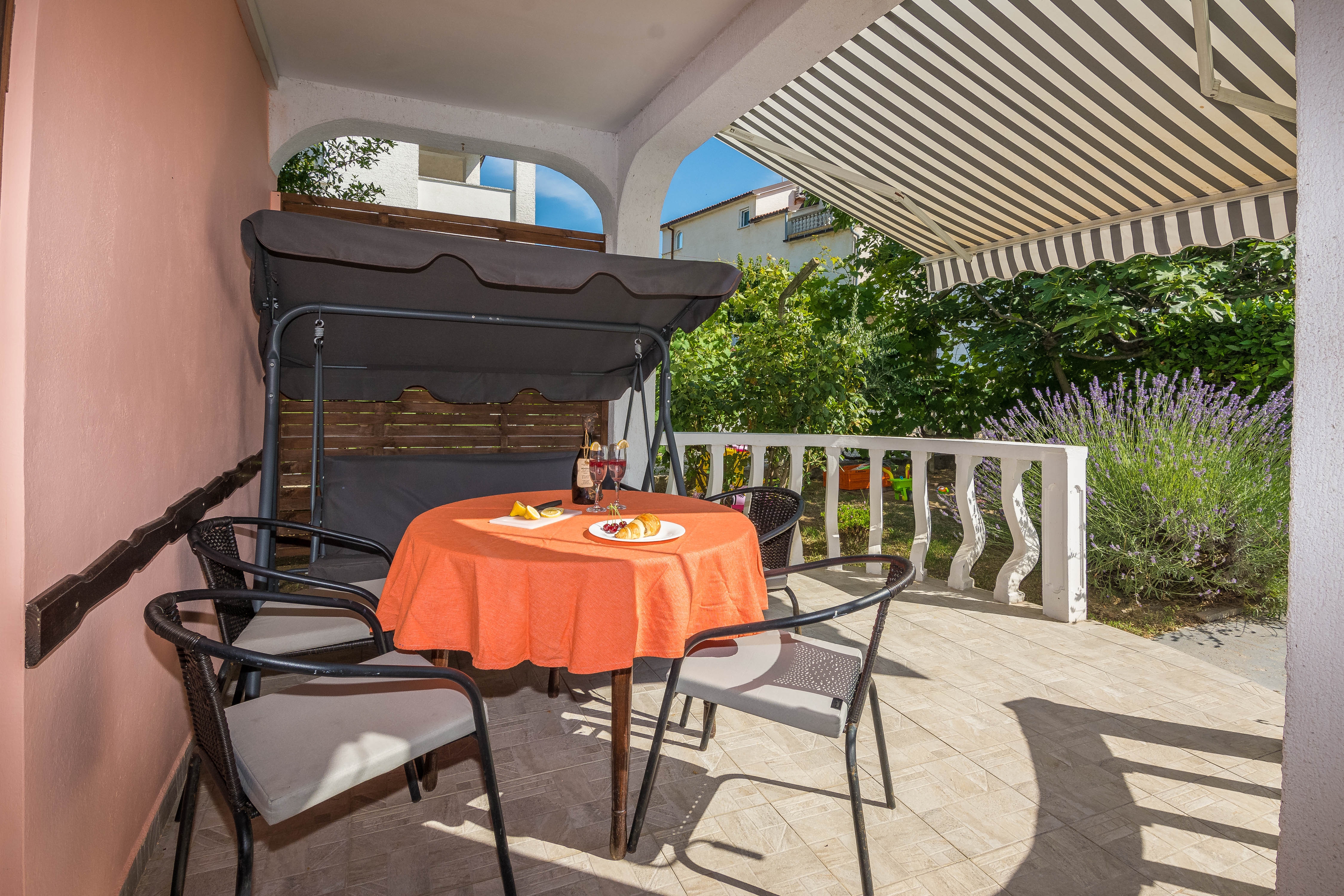 Two bedroom apartment with terrace Sabunike, Zadar  A-a
