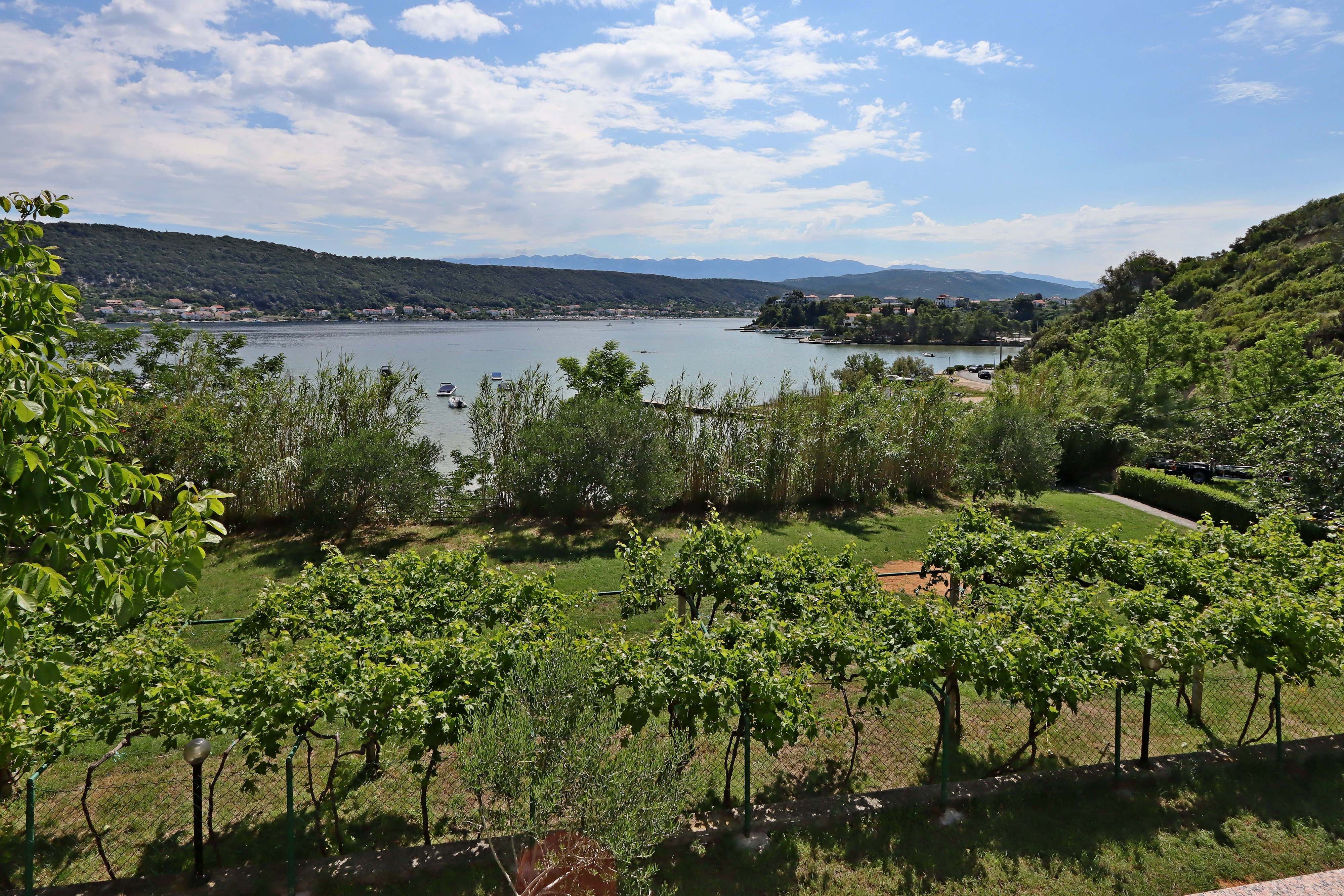 One bedroom apartment near beach Supetarska Draga - Gonar, Rab  A-b