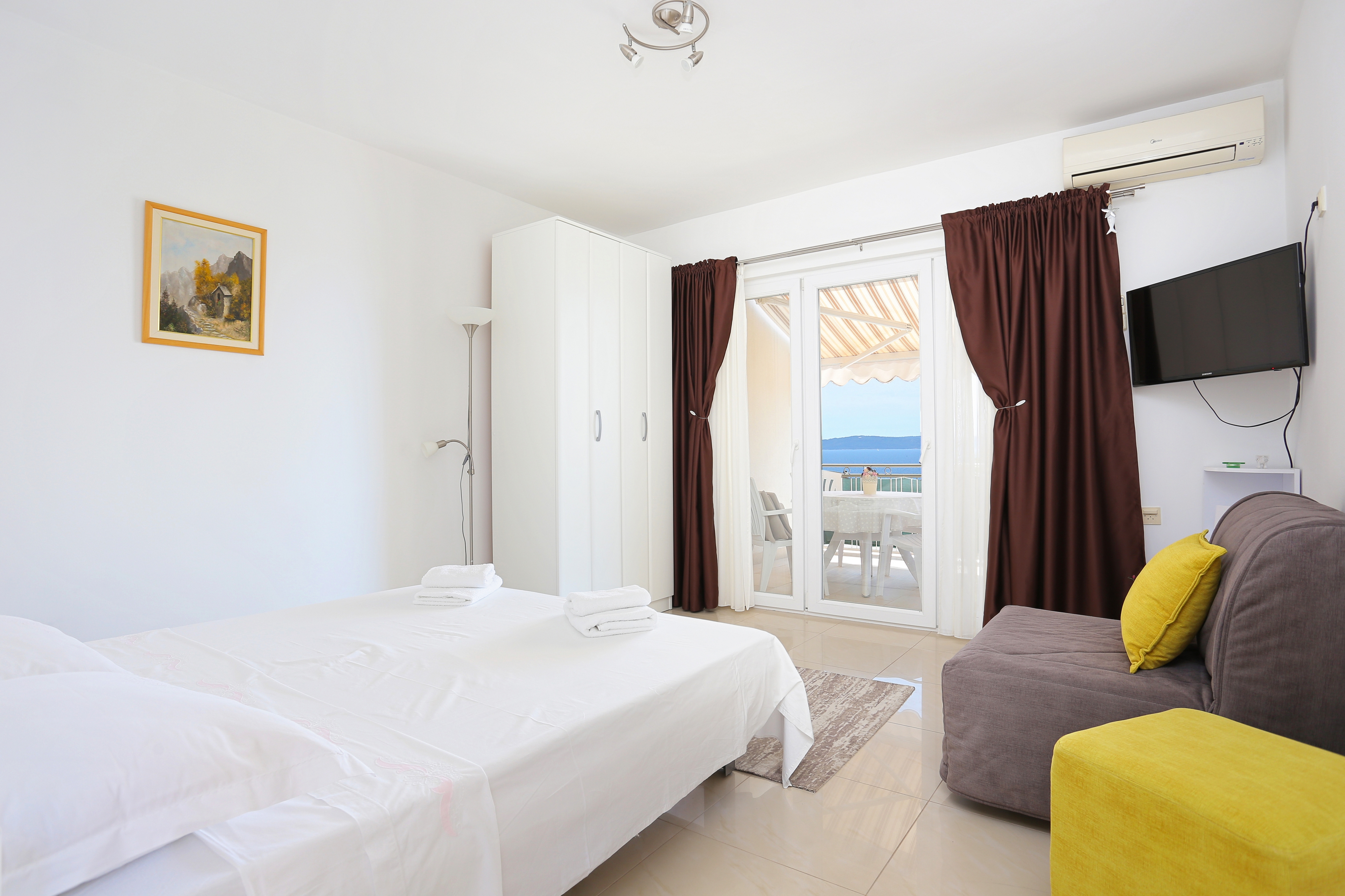 One bedroom apartment with terrace and sea view Mavarštica, Čiovo (A-18651-a)