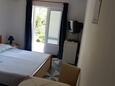 Lovište, Bedroom in the studio-apartment, air condition available, (pet friendly) and WiFi.