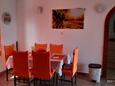 Salle à manger Nečujam, Salle à manger dans l’hébergement en type apartment, WiFi.