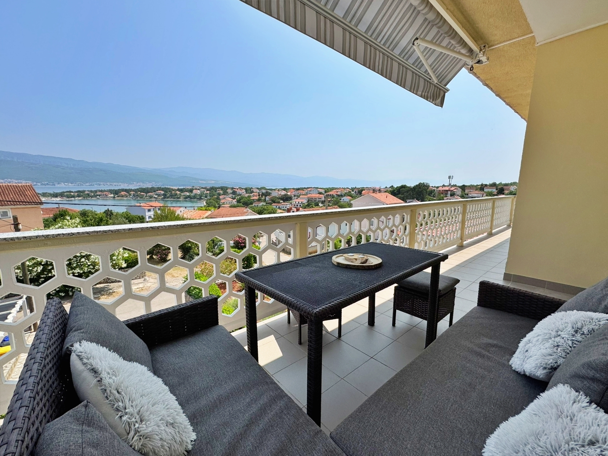 Two bedroom apartment with terrace and sea view Šilo, Krk  A-a