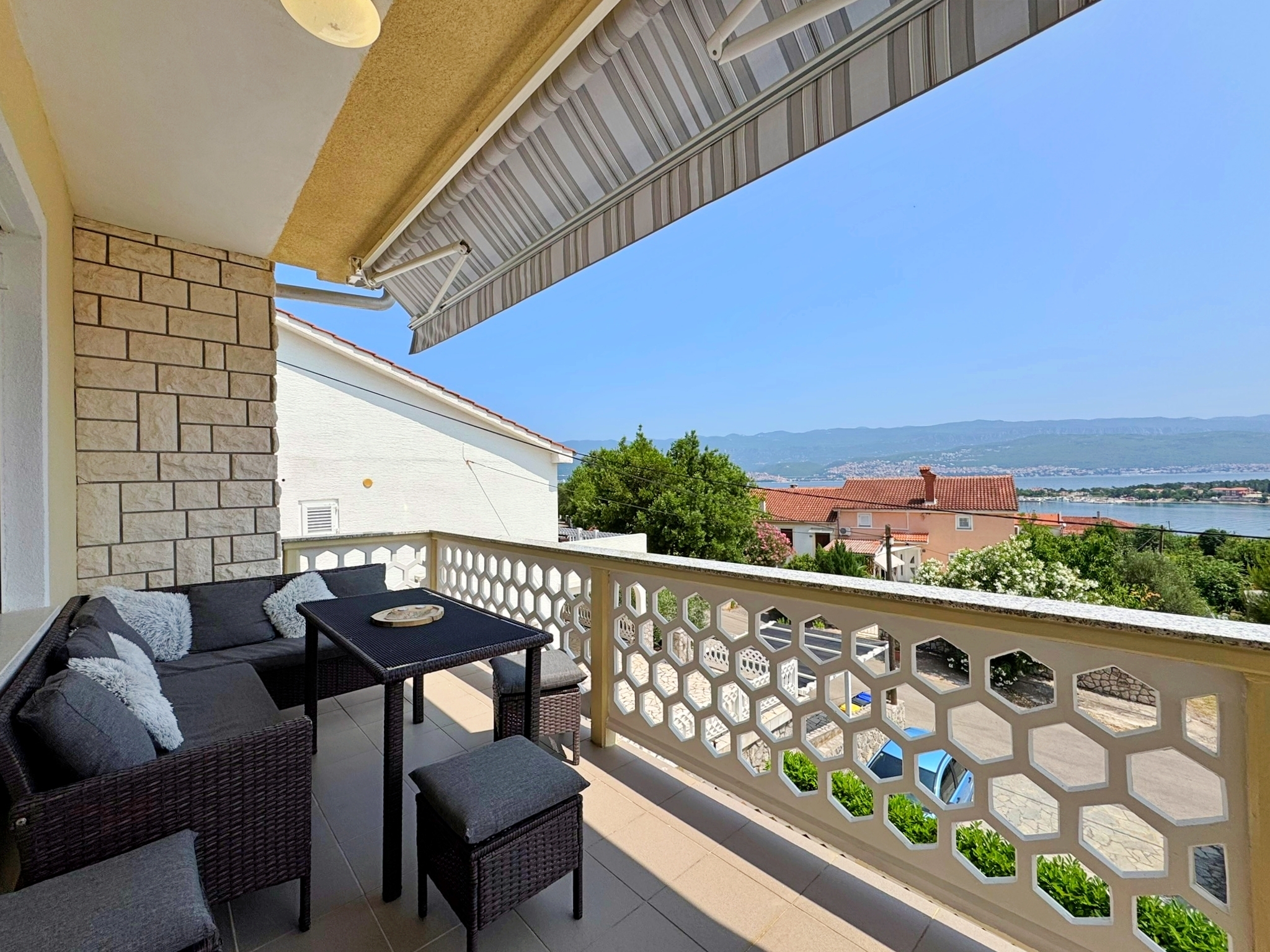 Two bedroom apartment with terrace and sea view Šilo, Krk  A-a
