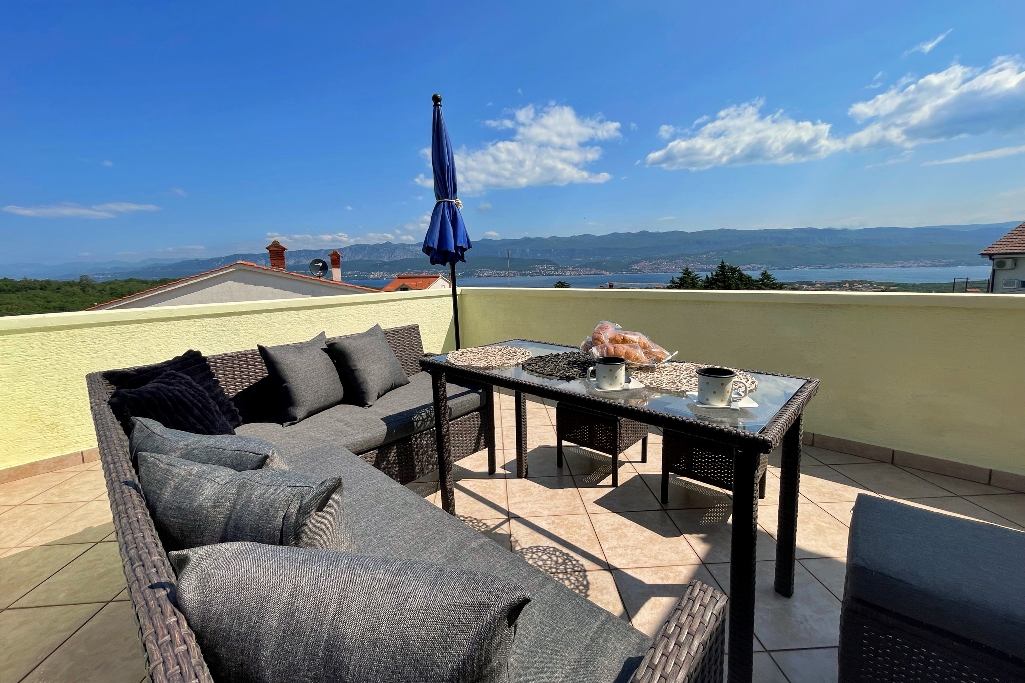 Three bedroom apartment with terrace and sea view Polje, Krk  A-c