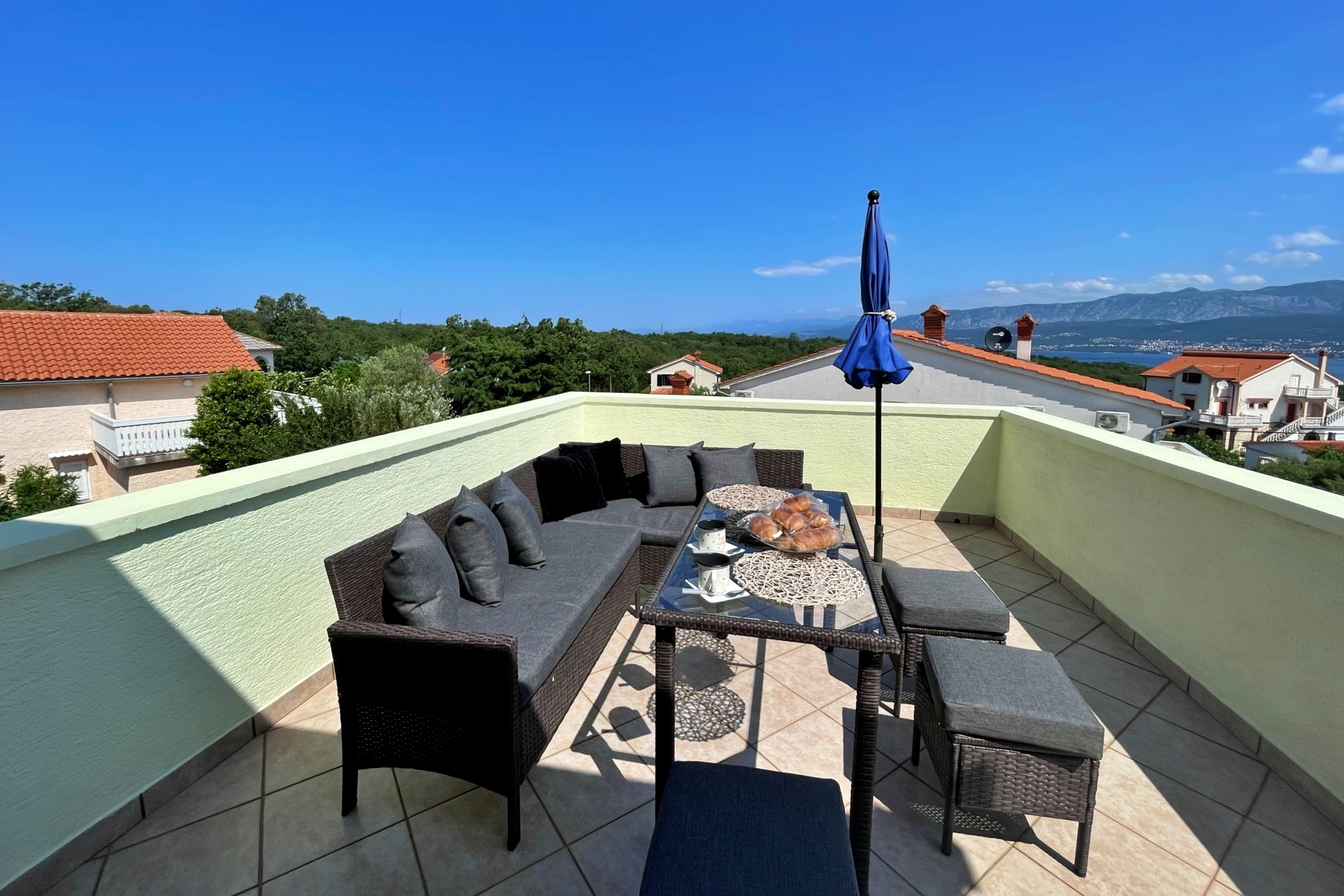 Three bedroom apartment with terrace and sea view Polje, Krk  A-c
