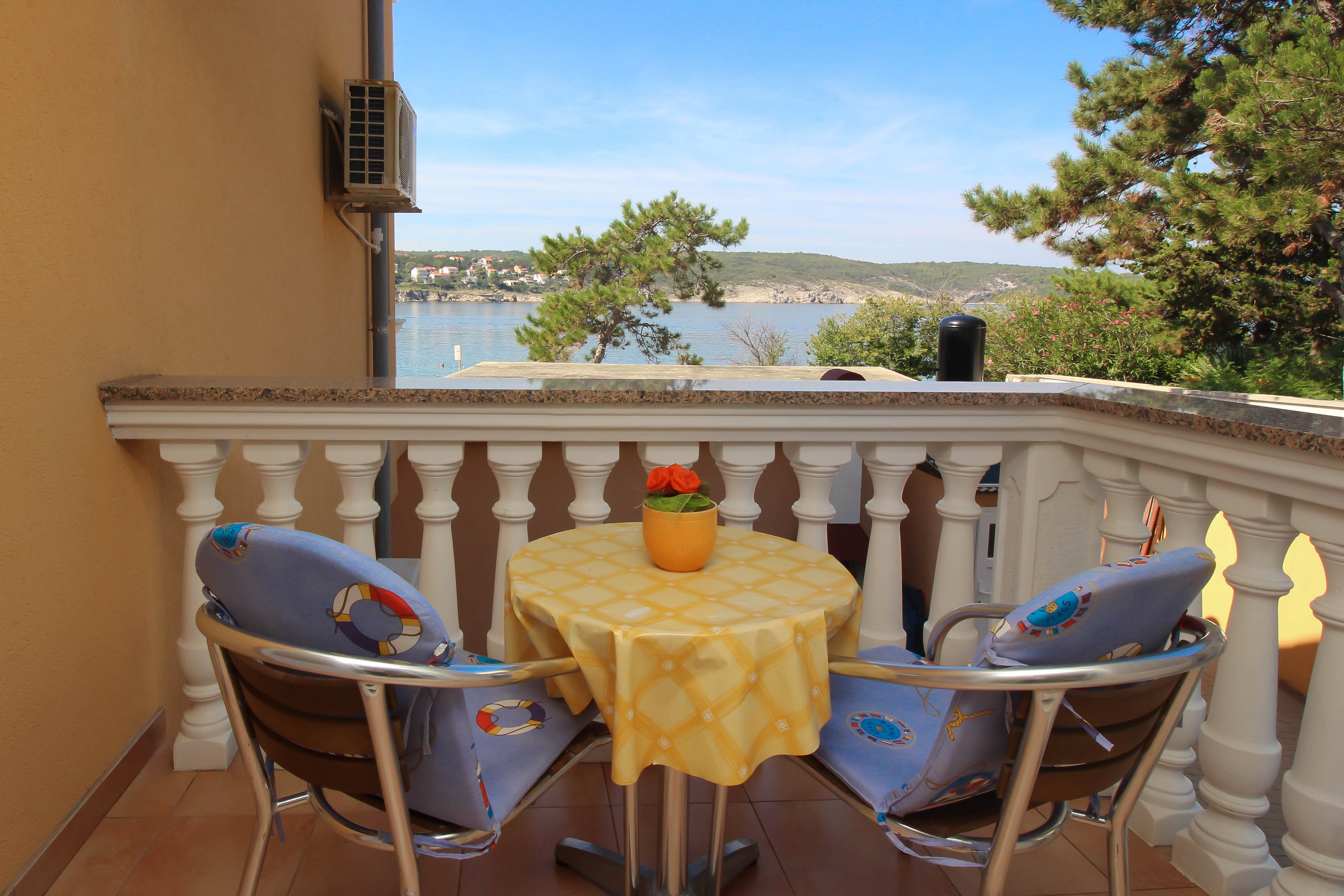 One bedroom apartment near beach Šilo, Krk (A-18670-b)