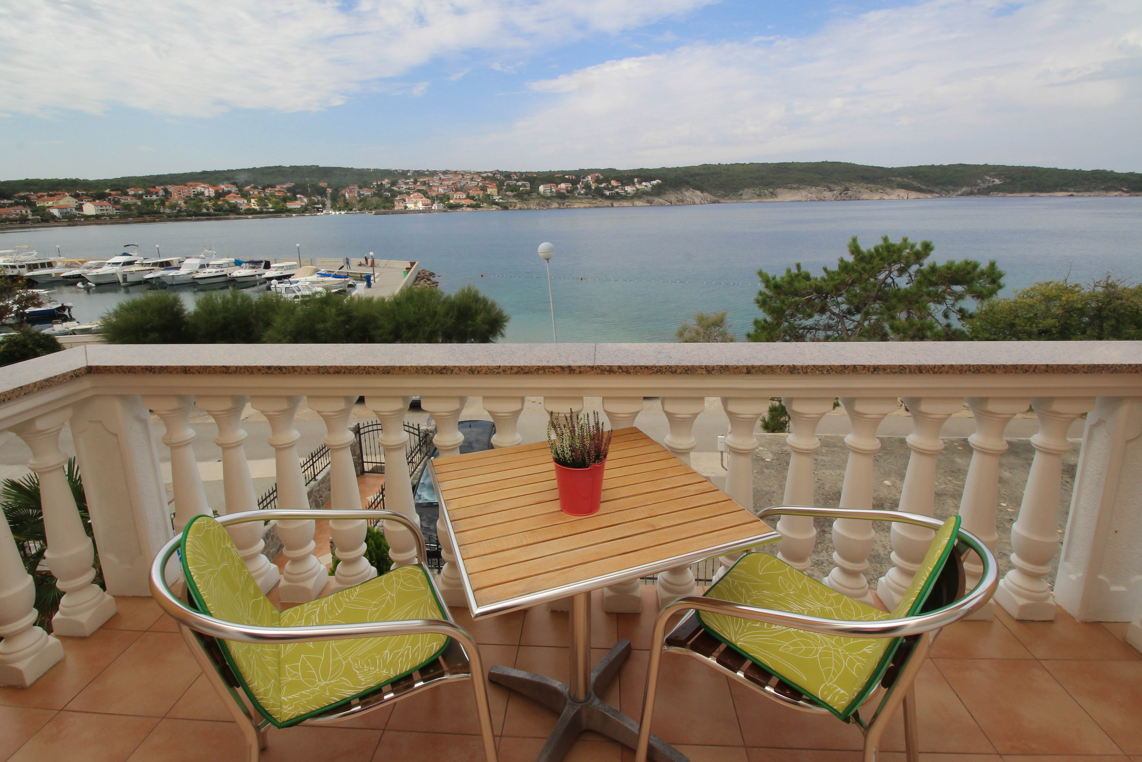 One bedroom apartment near beach Šilo, Krk (A-18670-c)