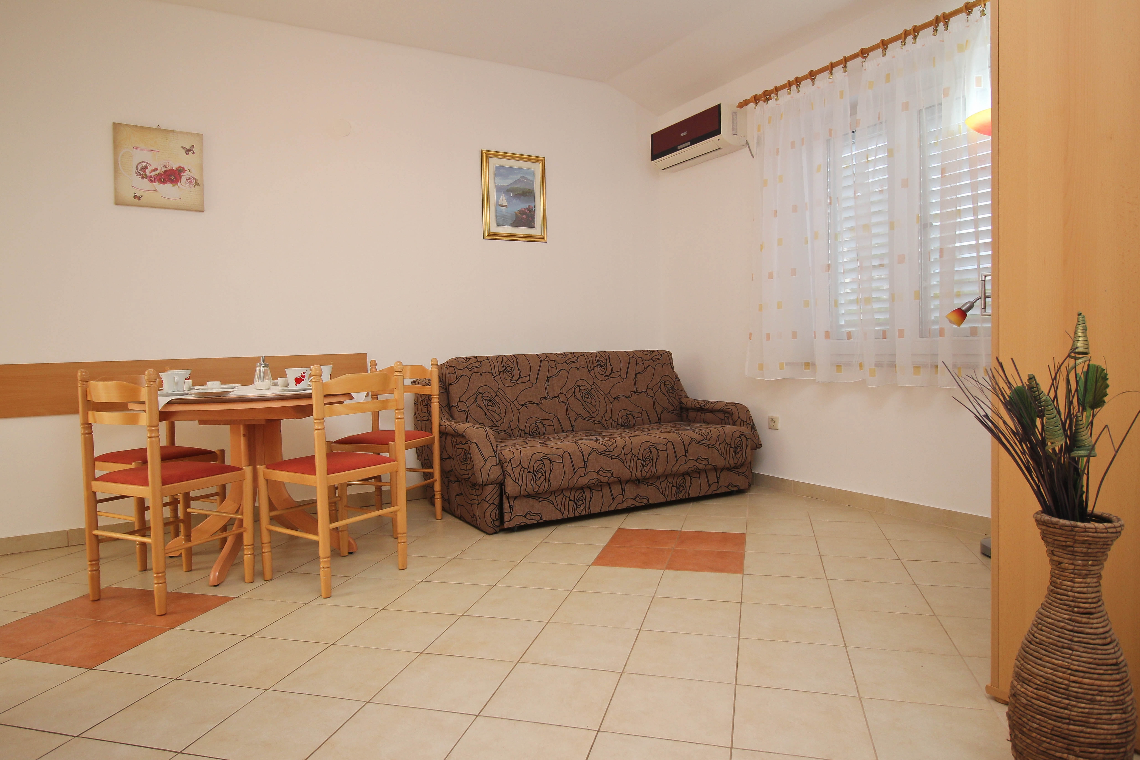One bedroom apartment near beach Šilo, Krk (A-18670-d) One bedroom apartment near beach Šilo, Krk (A-18670-d)