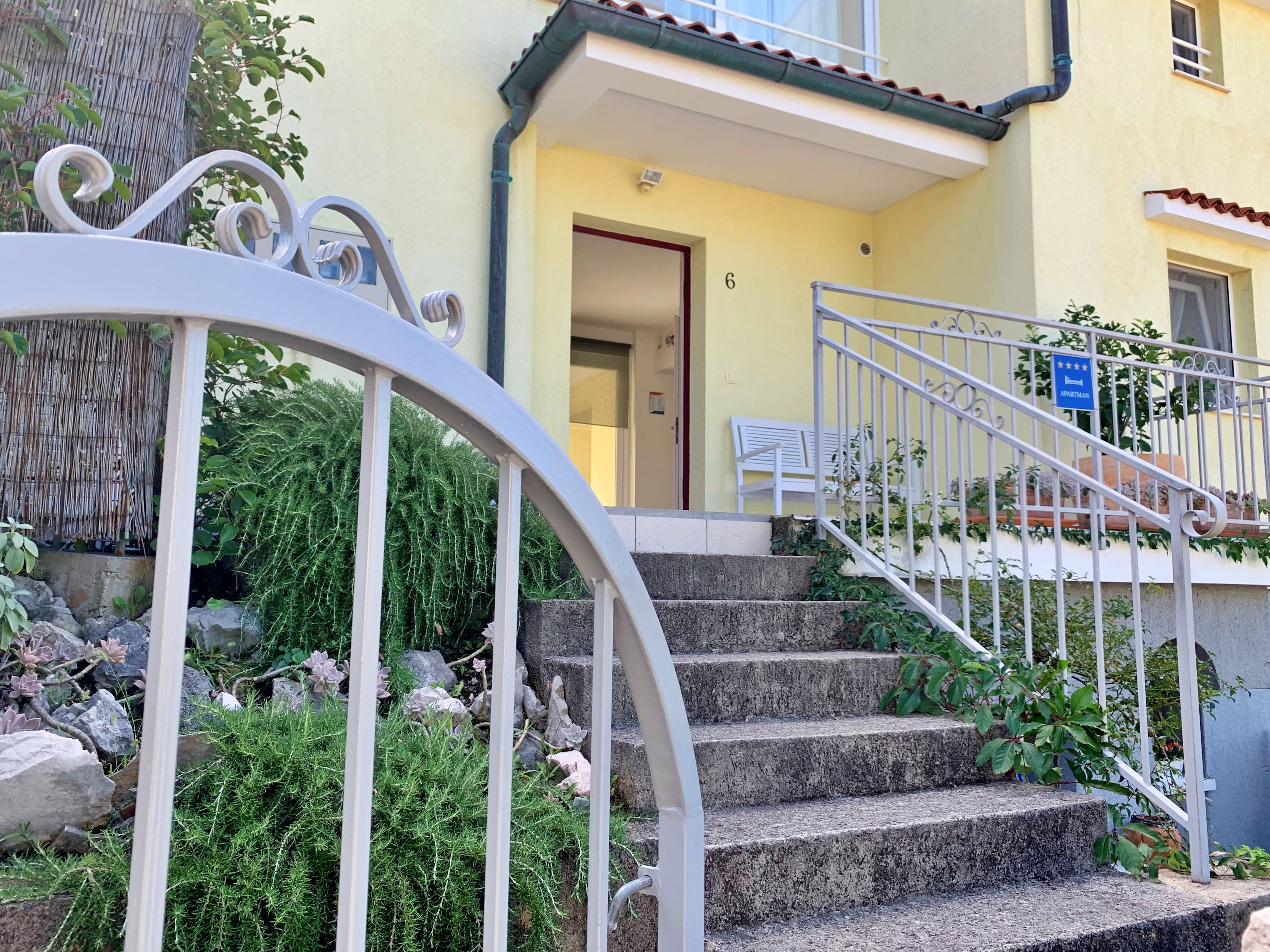 Two bedroom apartment with terrace and sea view Šilo, Krk  A-c