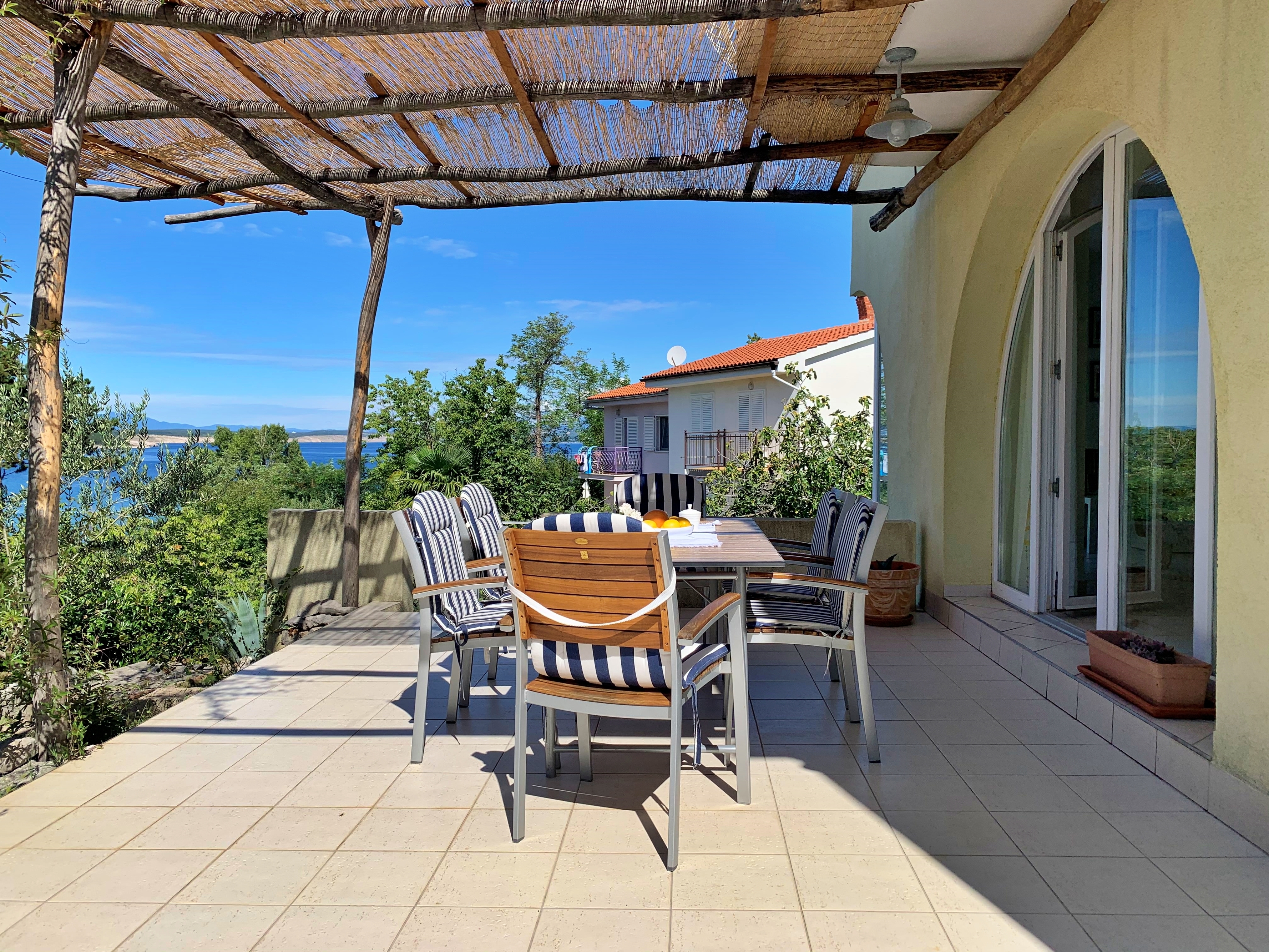 Two bedroom apartment with terrace and sea view Šilo, Krk  A-c