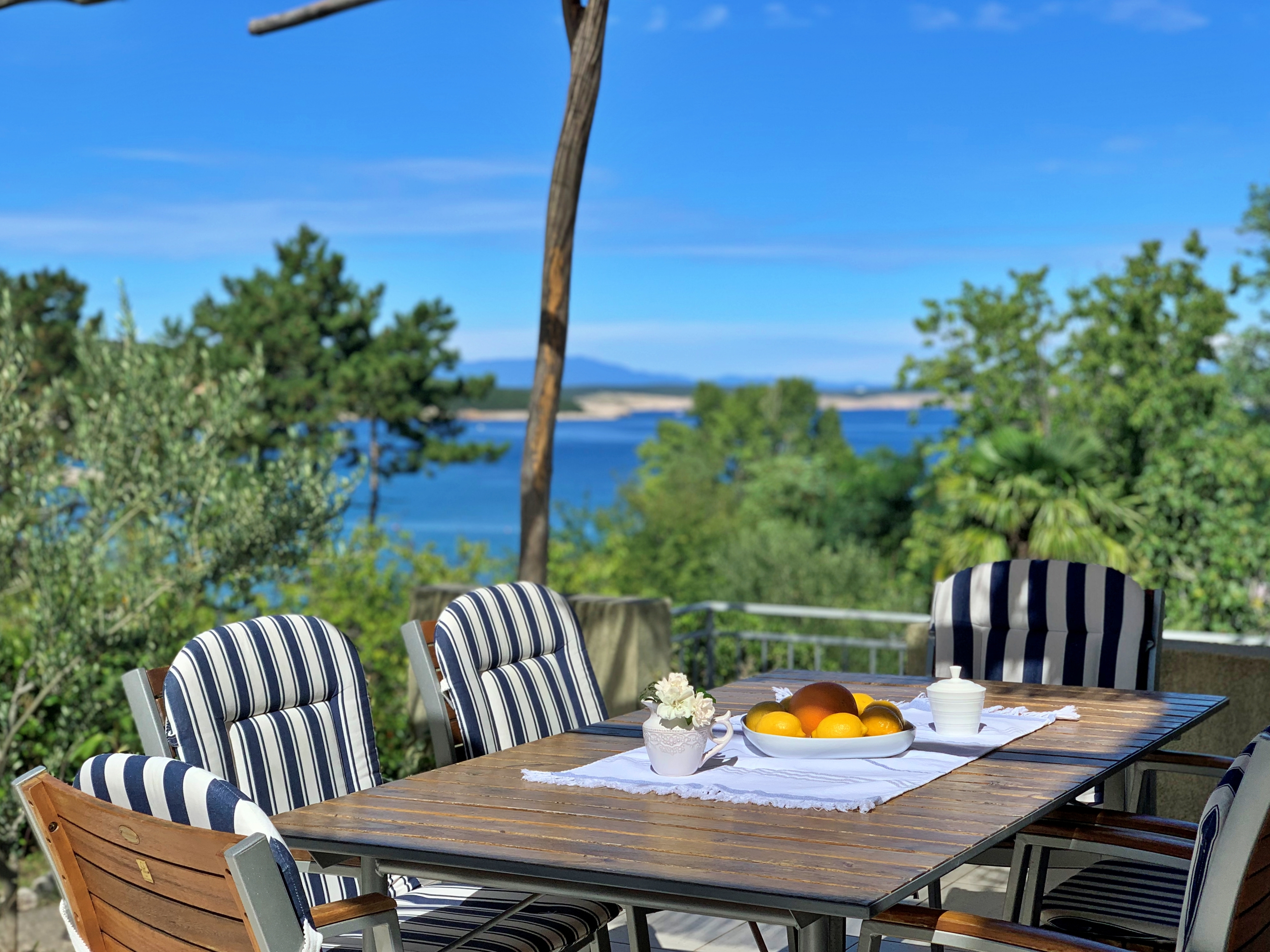 Two bedroom apartment with terrace and sea view Šilo, Krk (A-18678-c)