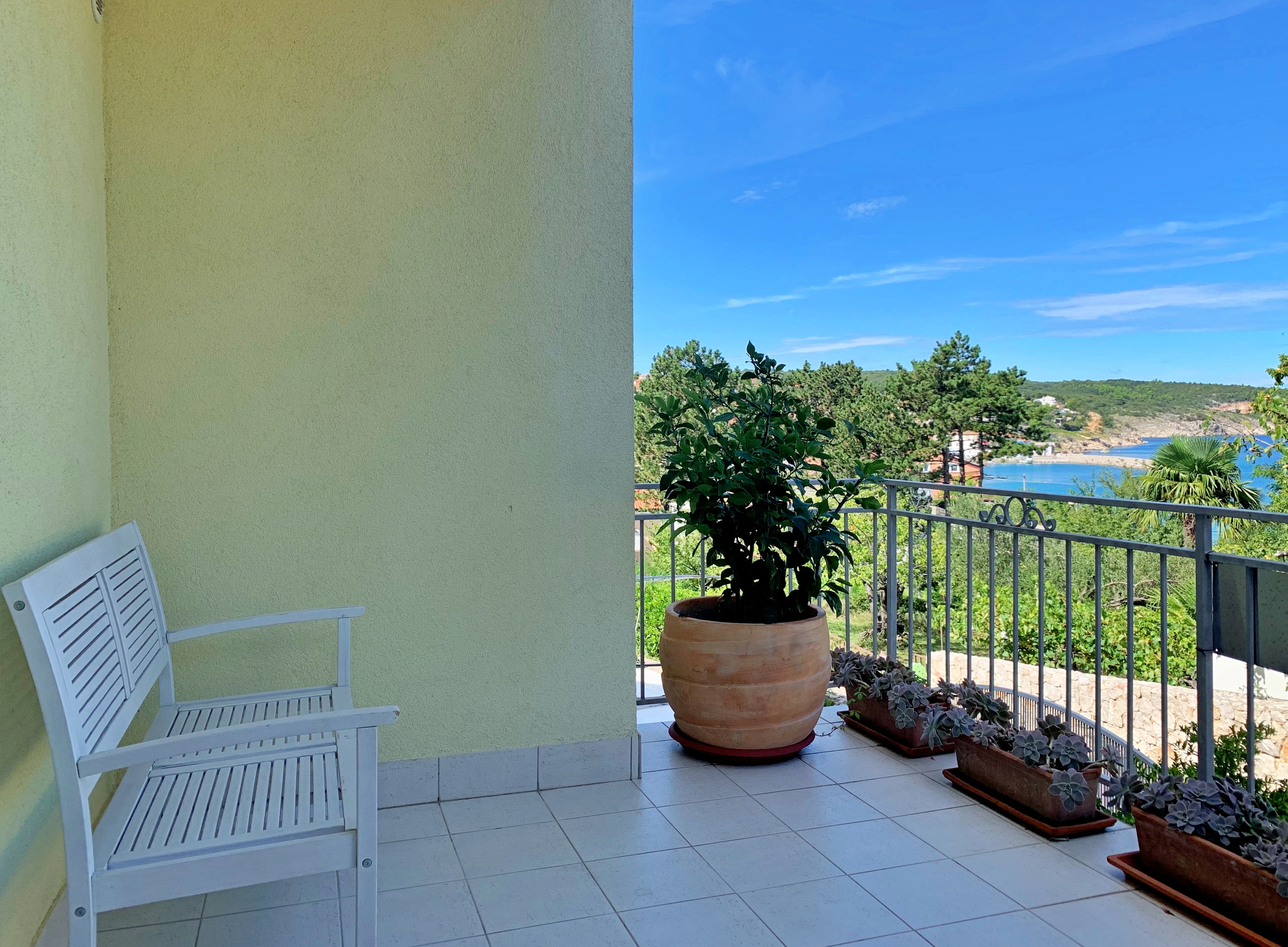 Two bedroom apartment with terrace and sea view Šilo, Krk  A-c