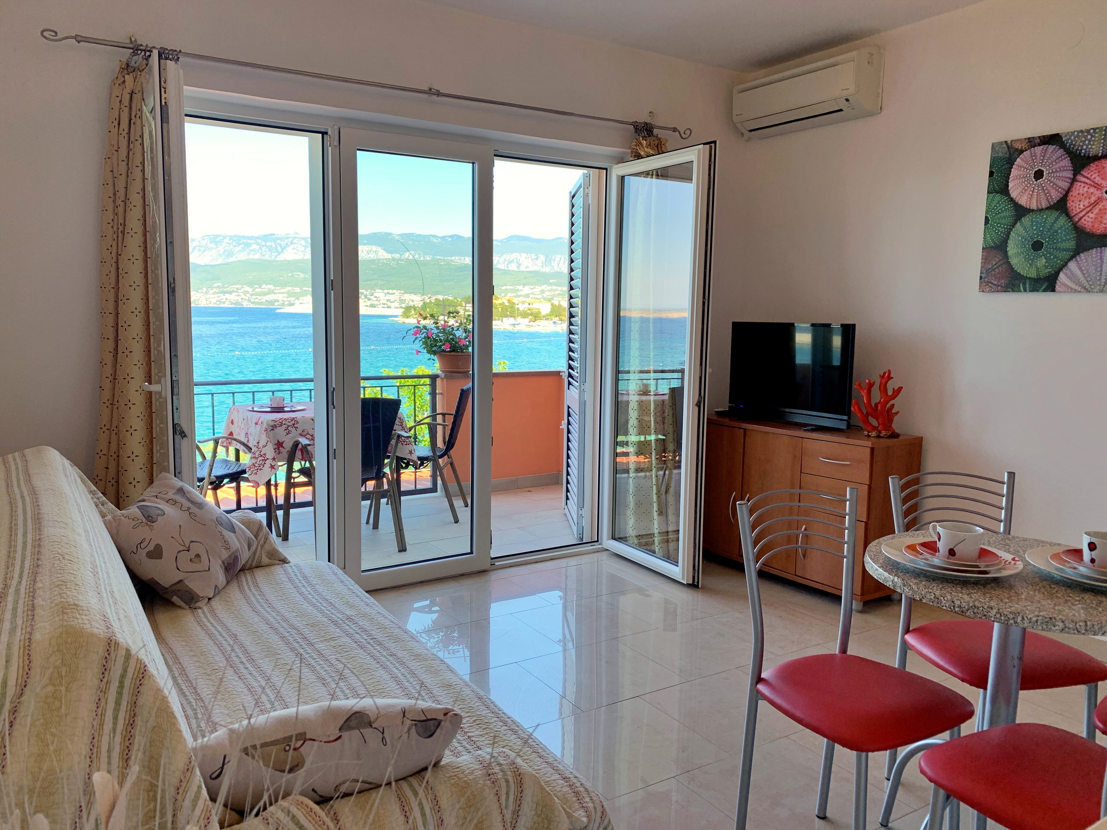 One bedroom apartment near beach Šilo, Krk (A-18680-b)
