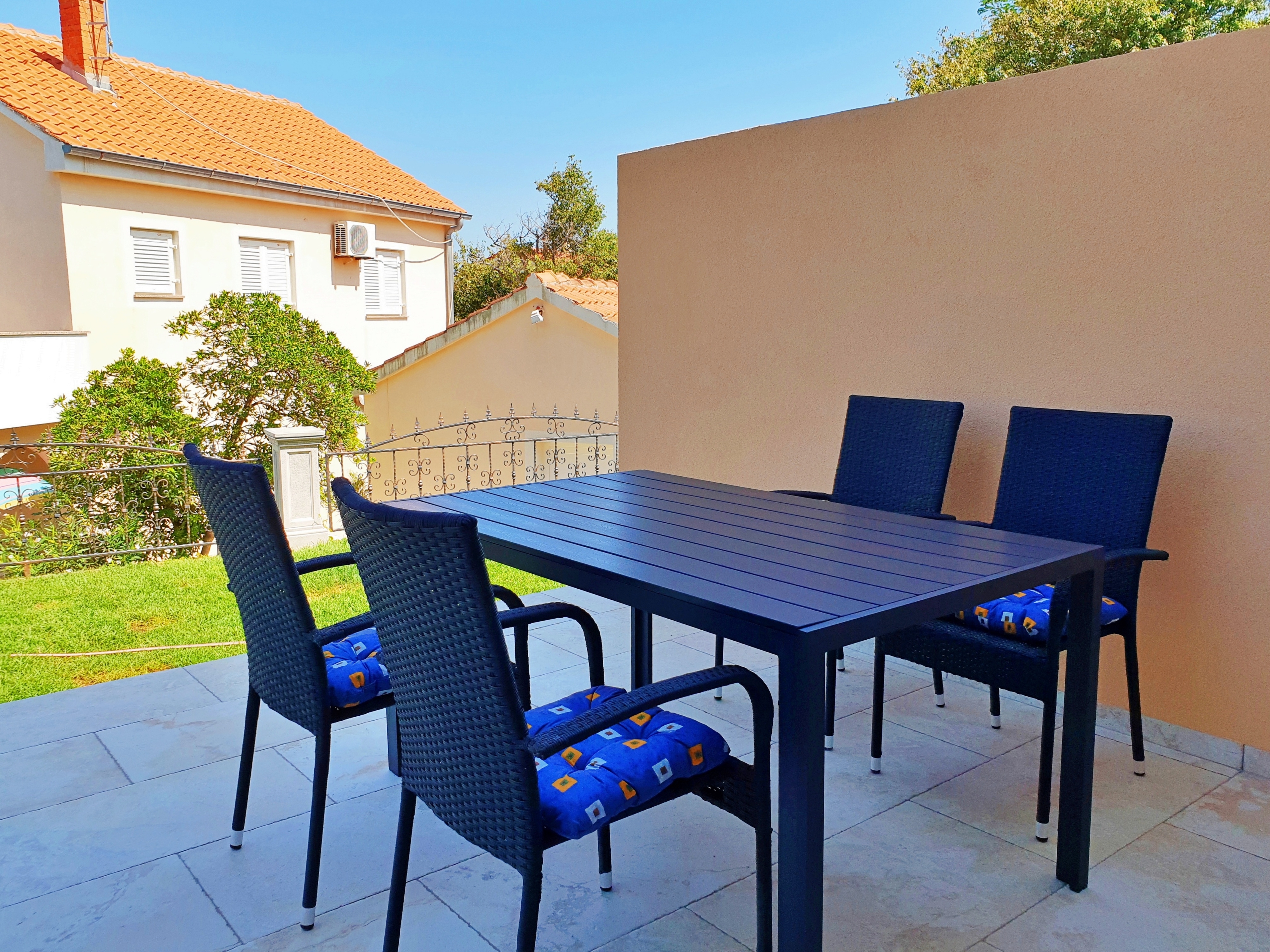 Two bedroom apartment with terrace and sea view Šilo, Krk  A-a
