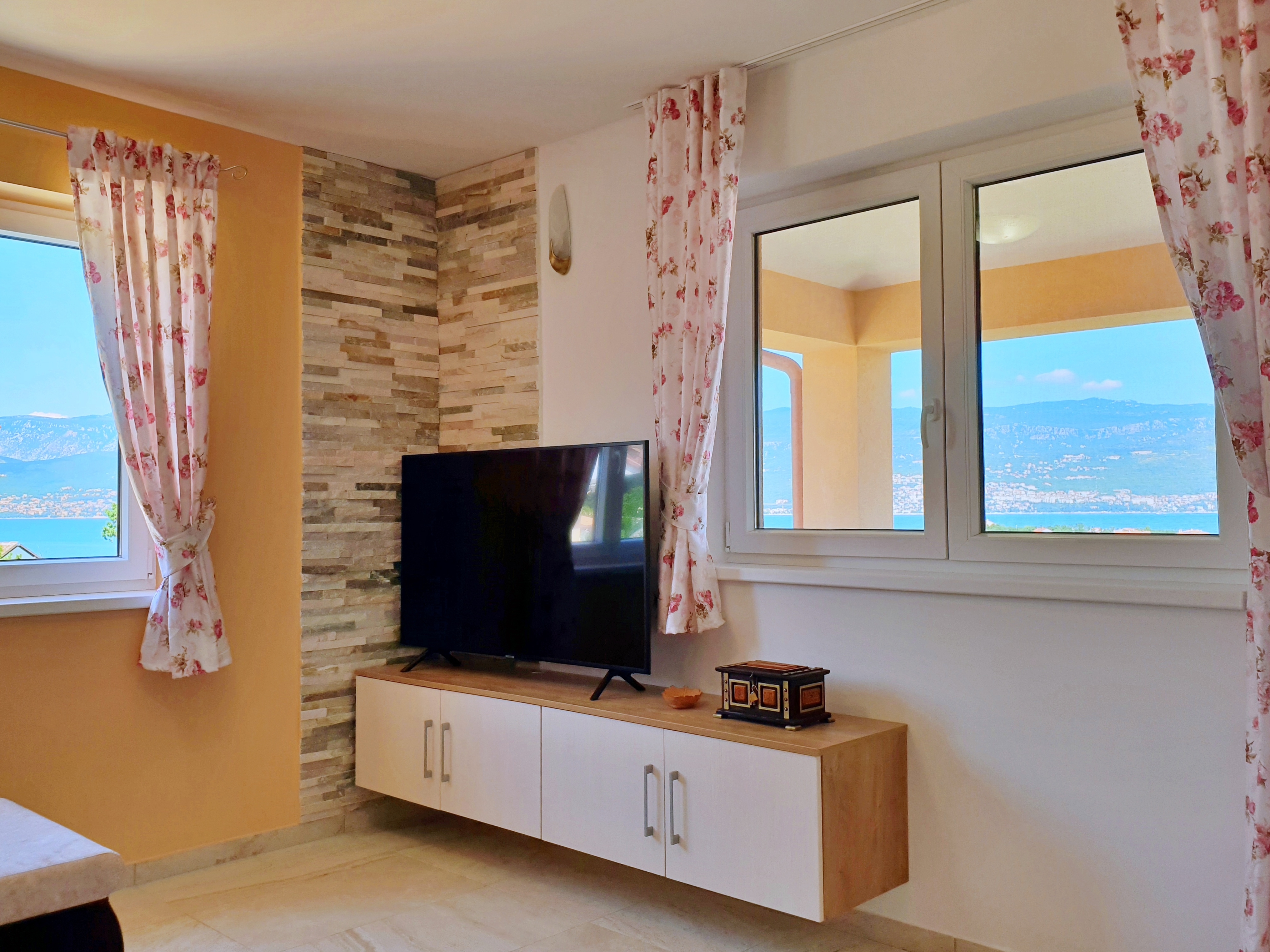 Two bedroom apartment with terrace and sea view Šilo, Krk (A-18685-b) Two bedroom apartment with terrace and sea view Šilo, Krk (A-18685-b)