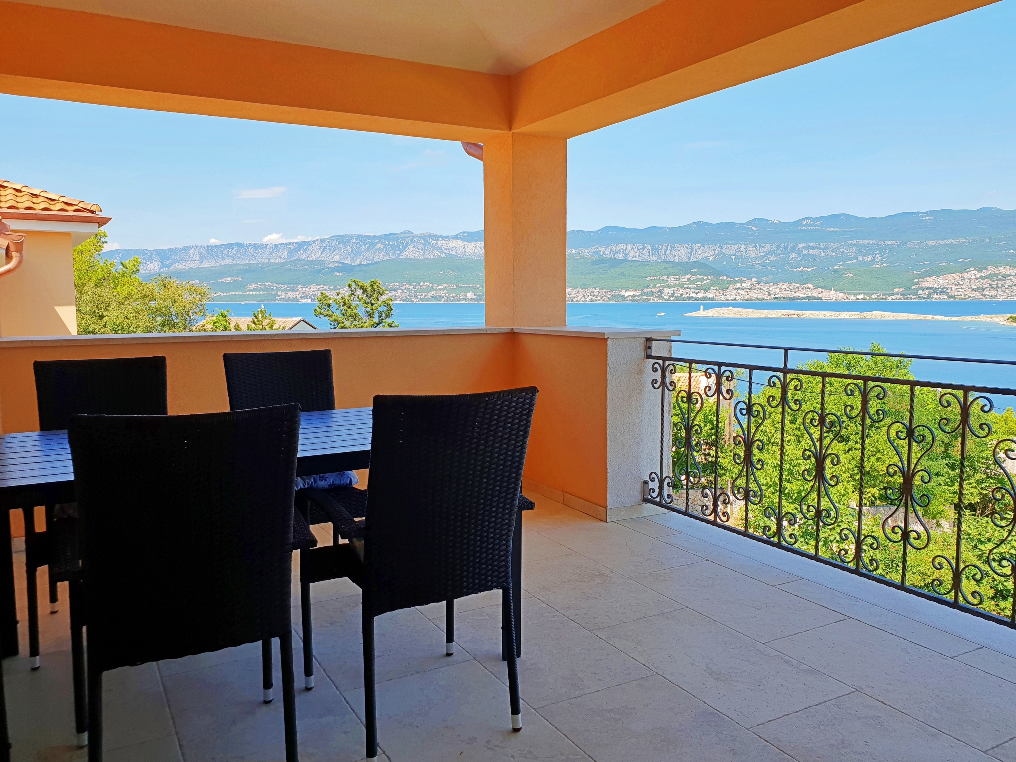 Two bedroom apartment with terrace and sea view Šilo, Krk (A-18685-b) Two bedroom apartment with terrace and sea view Šilo, Krk (A-18685-b)