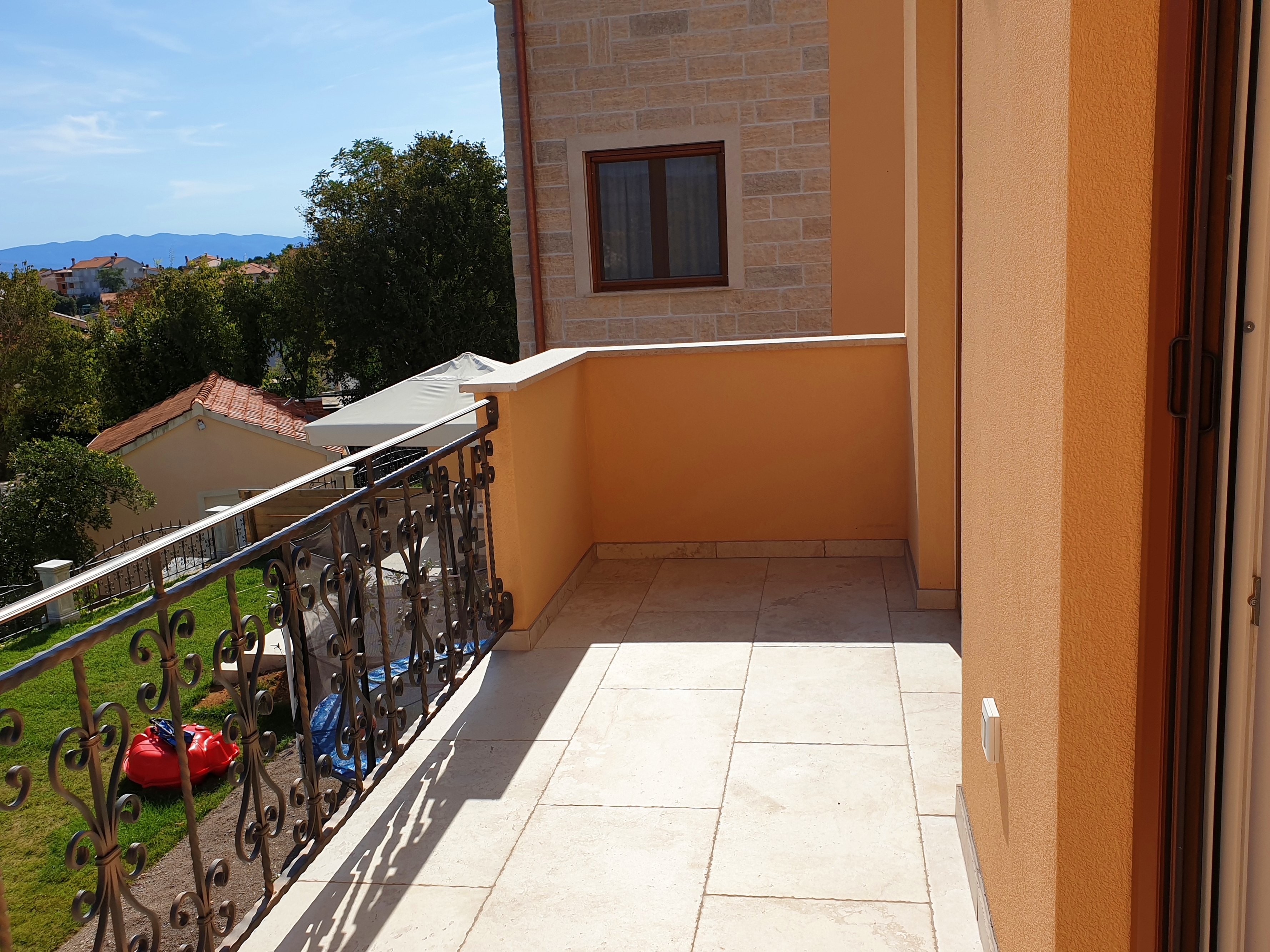 Two bedroom apartment with terrace and sea view Šilo, Krk  A-c