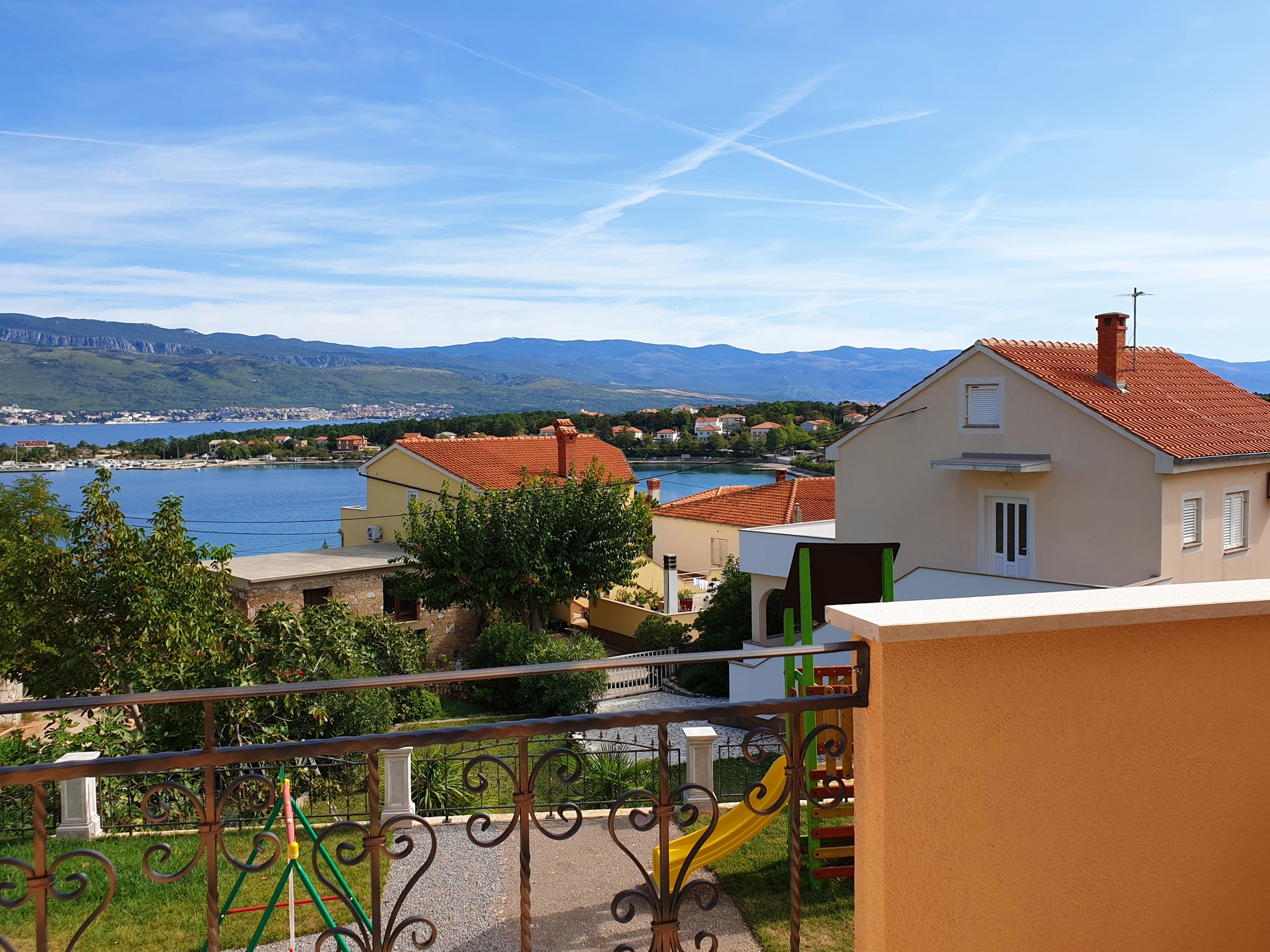 Two bedroom apartment with terrace and sea view Šilo, Krk  A-c