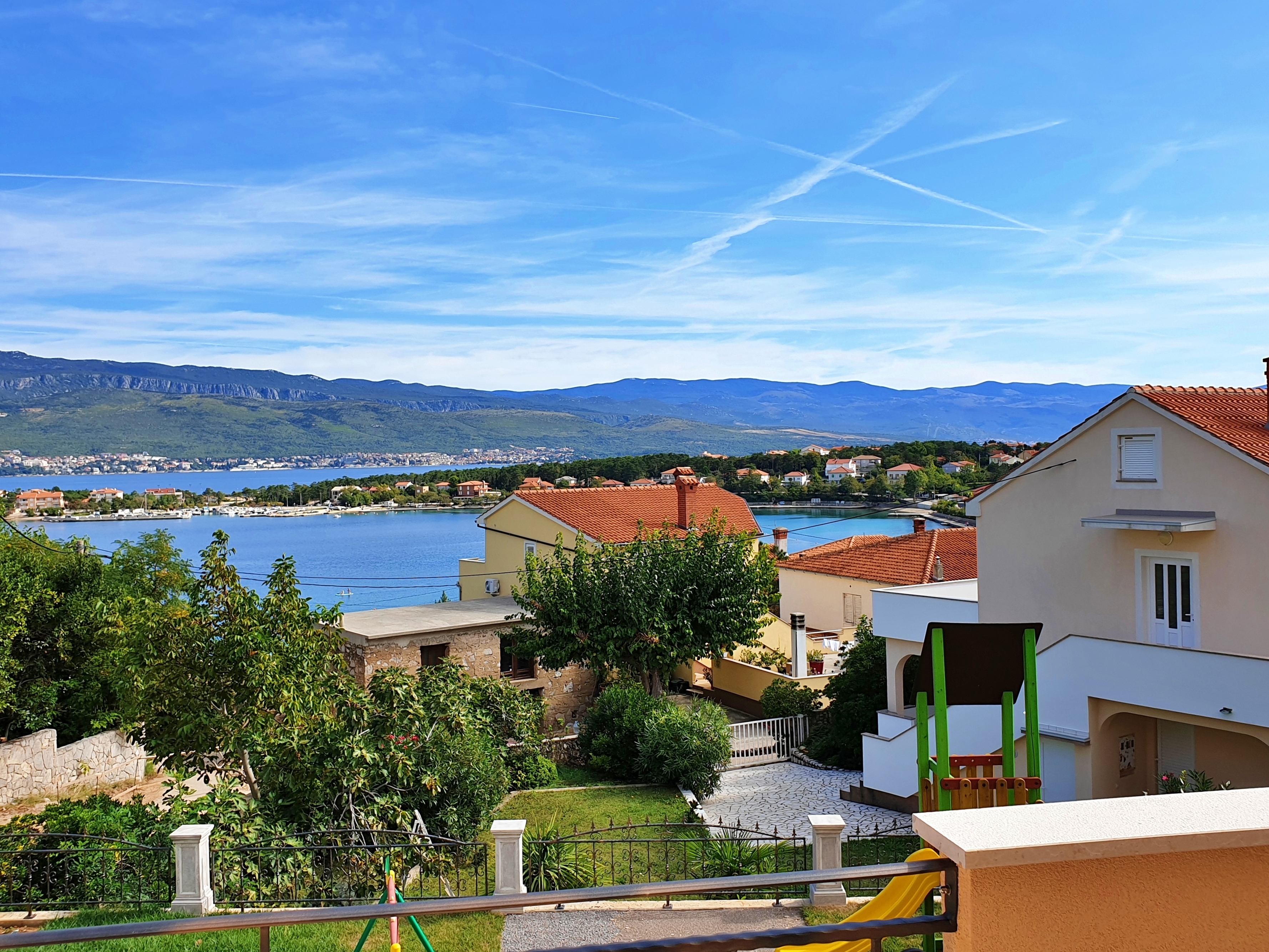Two bedroom apartment with terrace and sea view Šilo, Krk  A-c