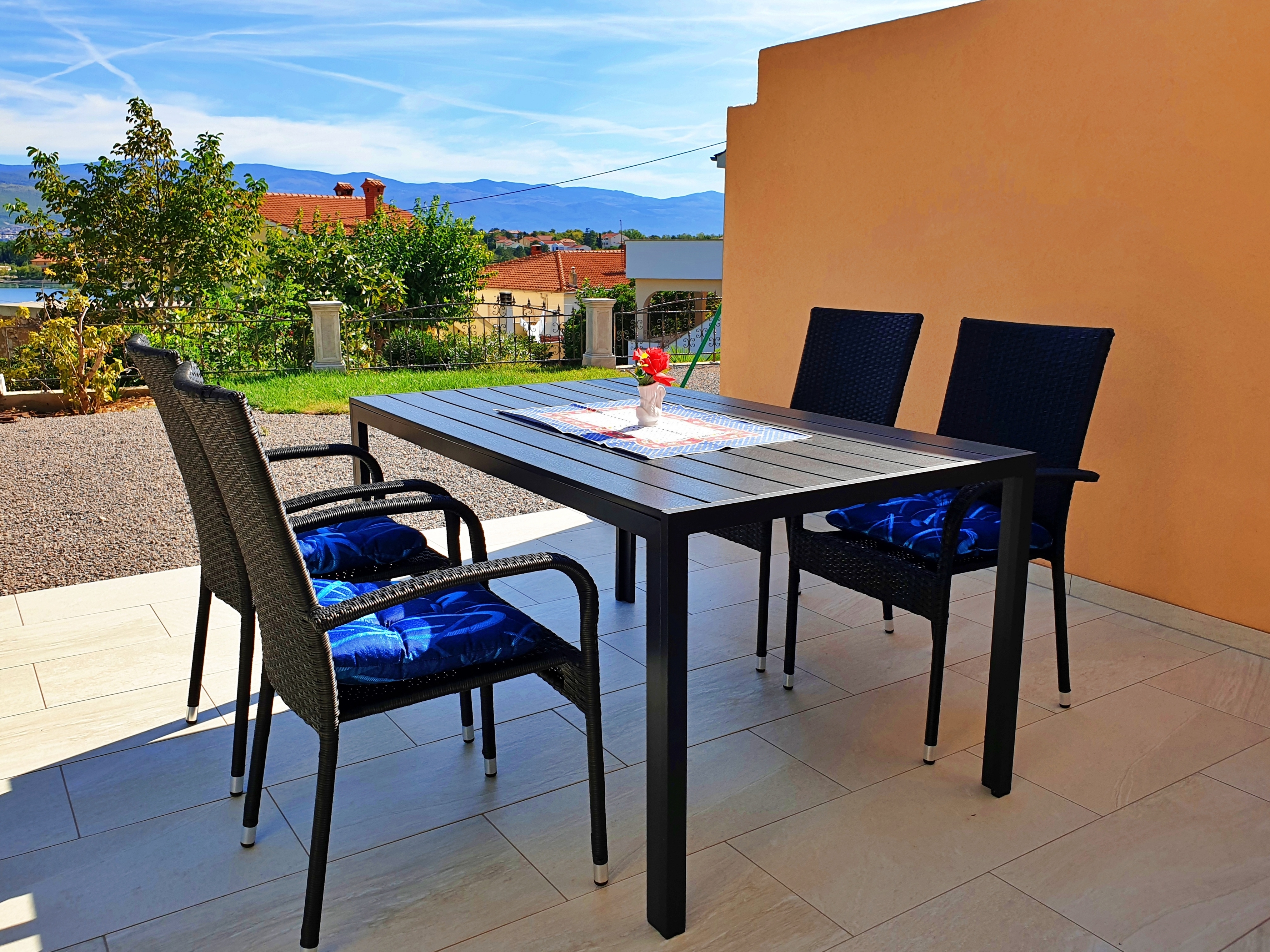 Two bedroom apartment with terrace and sea view Šilo, Krk  A-d