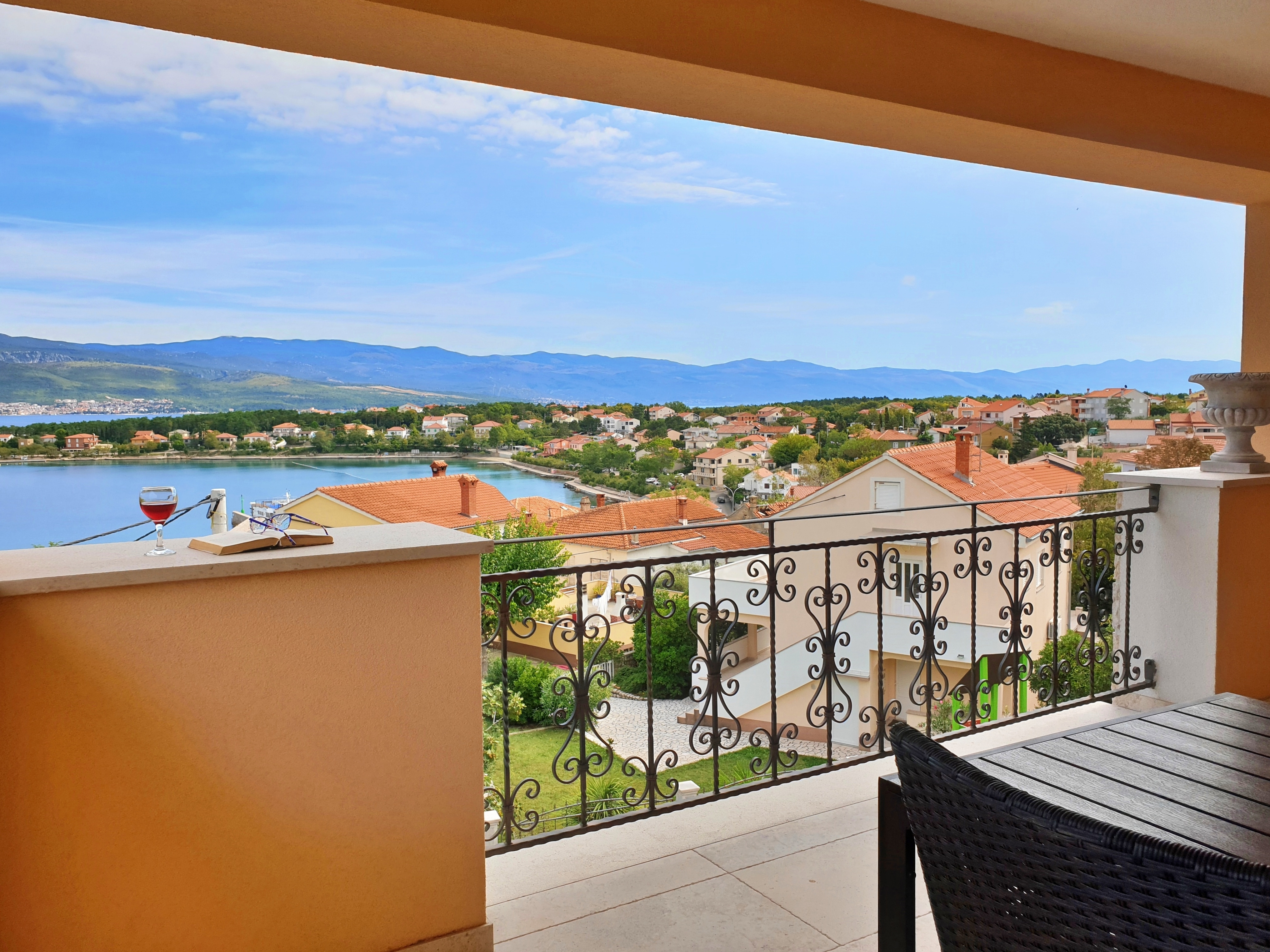 Two bedroom apartment with terrace and sea view Šilo, Krk  A-e