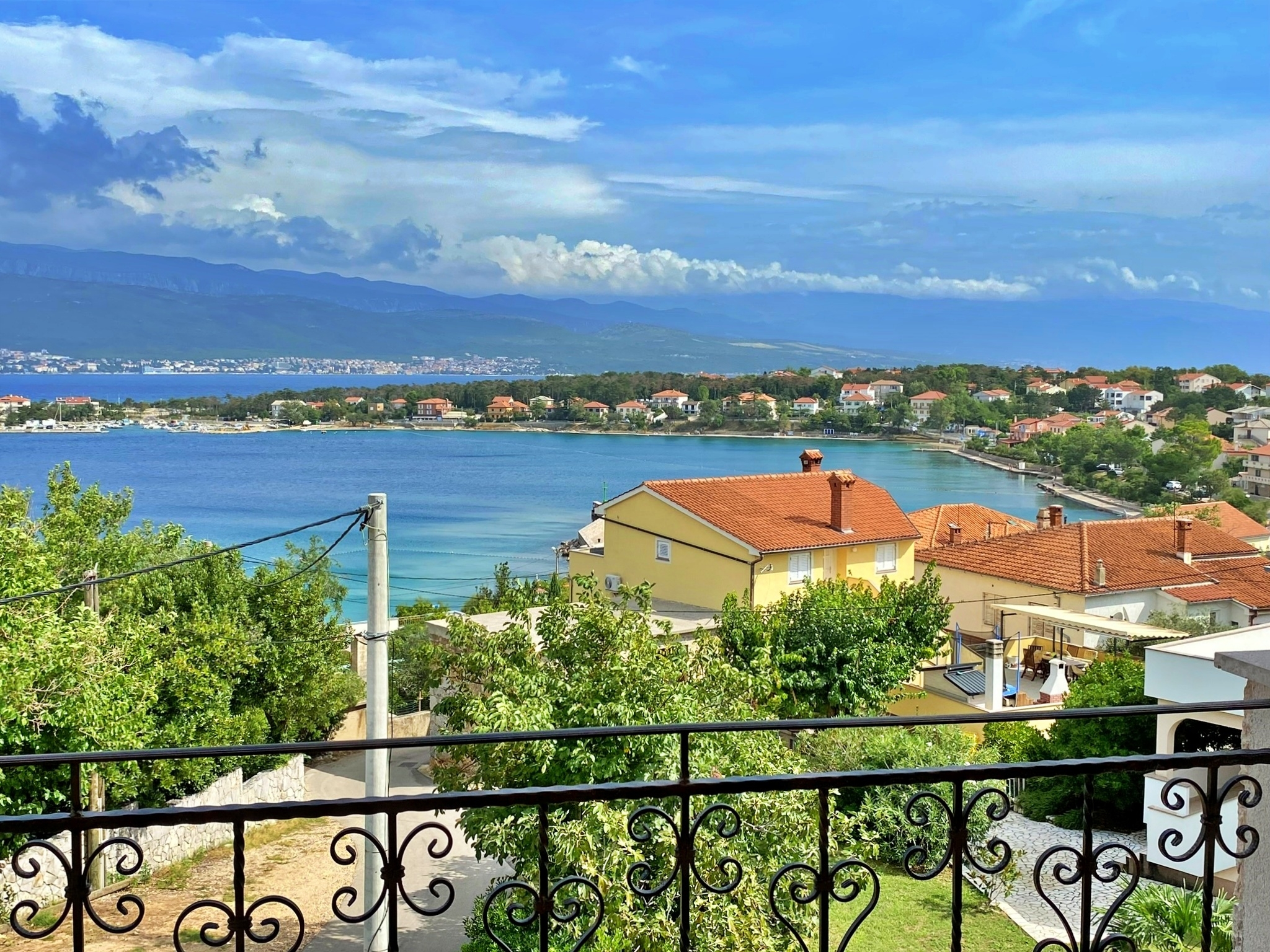 Two bedroom apartment with terrace and sea view Šilo, Krk  A-e
