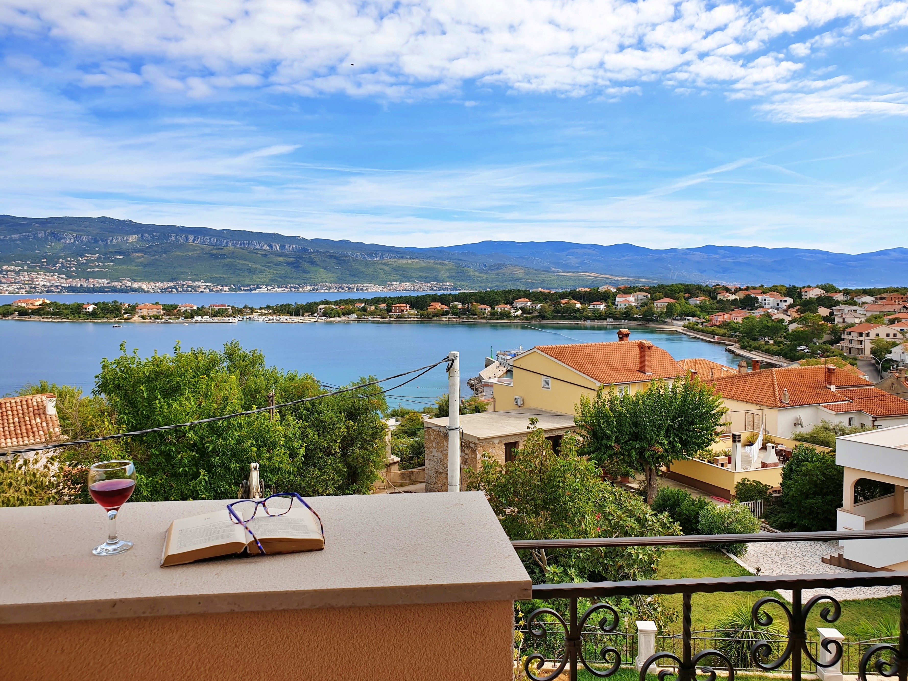 Two bedroom apartment with terrace and sea view Šilo, Krk  A-e