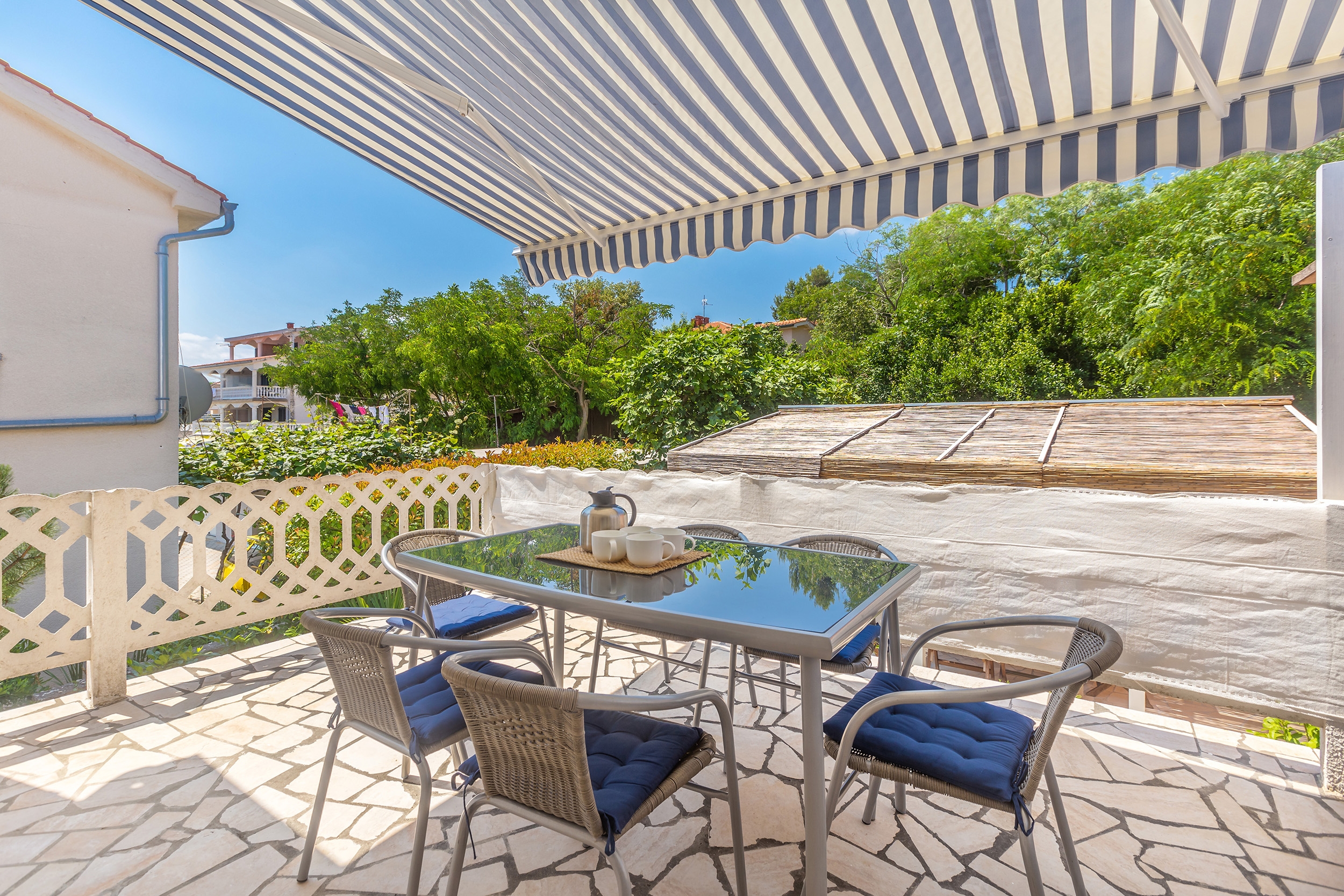 Two bedroom apartment with terrace and sea view Šilo, Krk  A-a