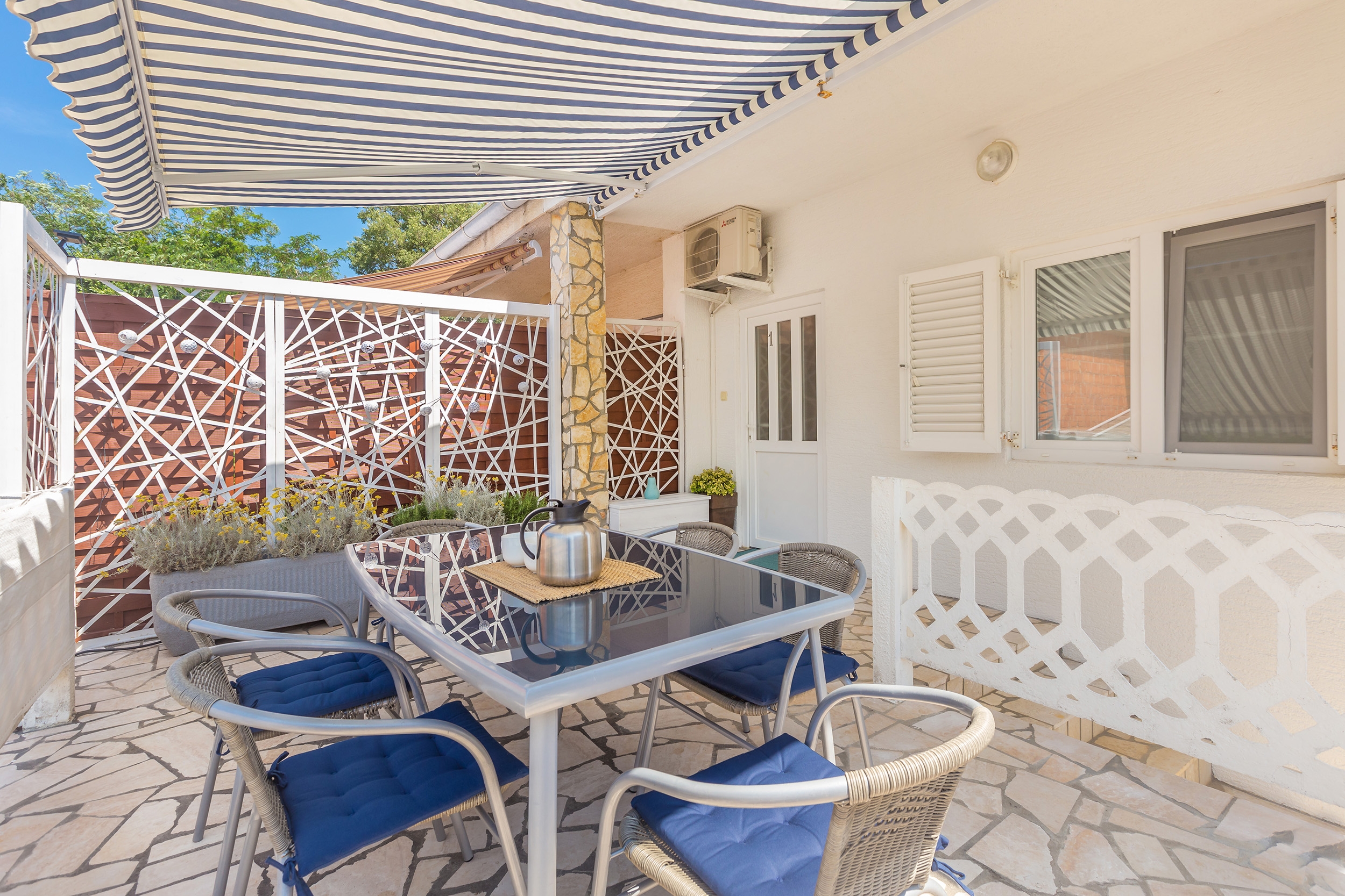 Two bedroom apartment with terrace and sea view Šilo, Krk  A-a