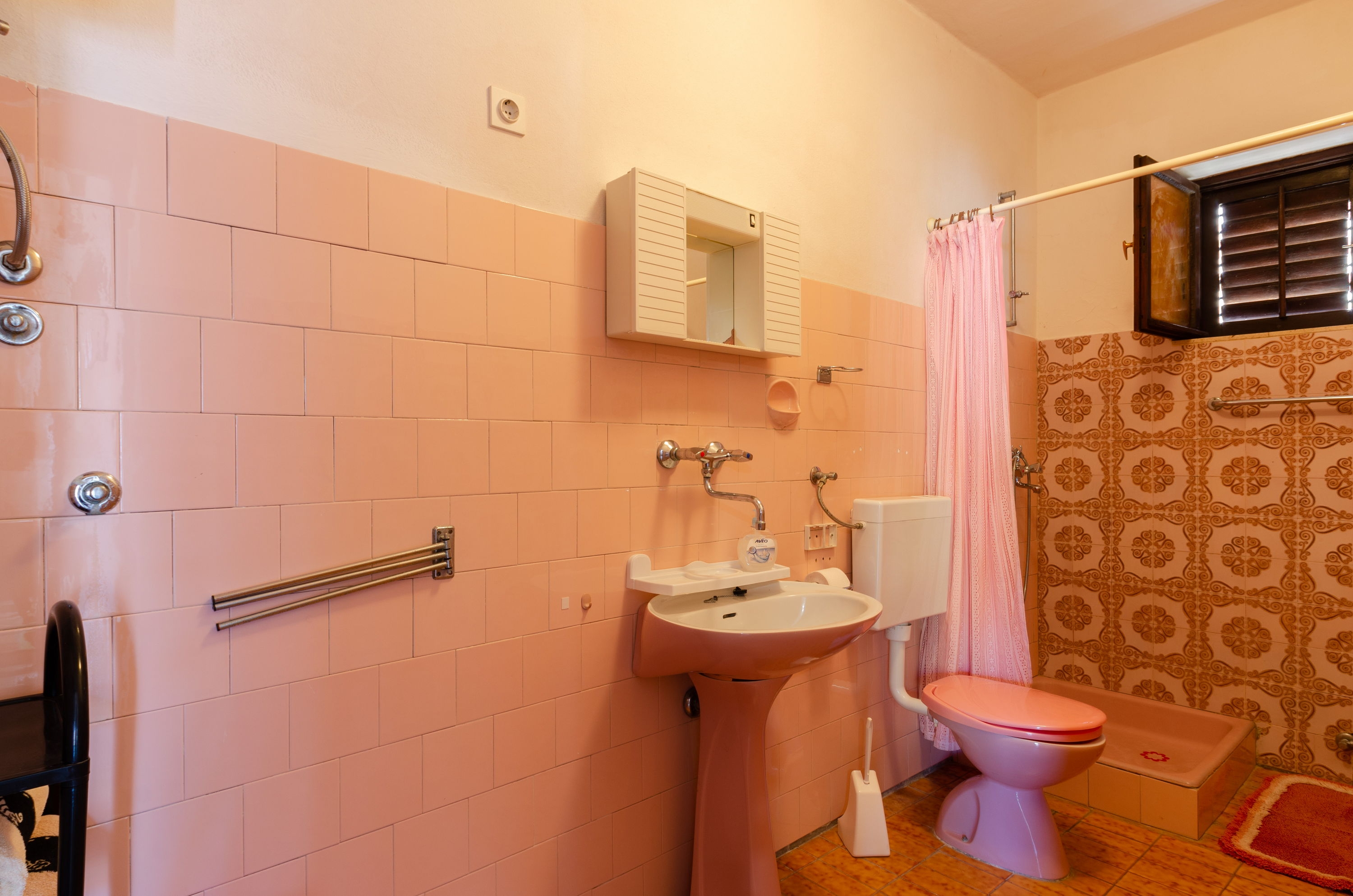Three bedroom apartment near beach Zavalatica, Korčula  A-a