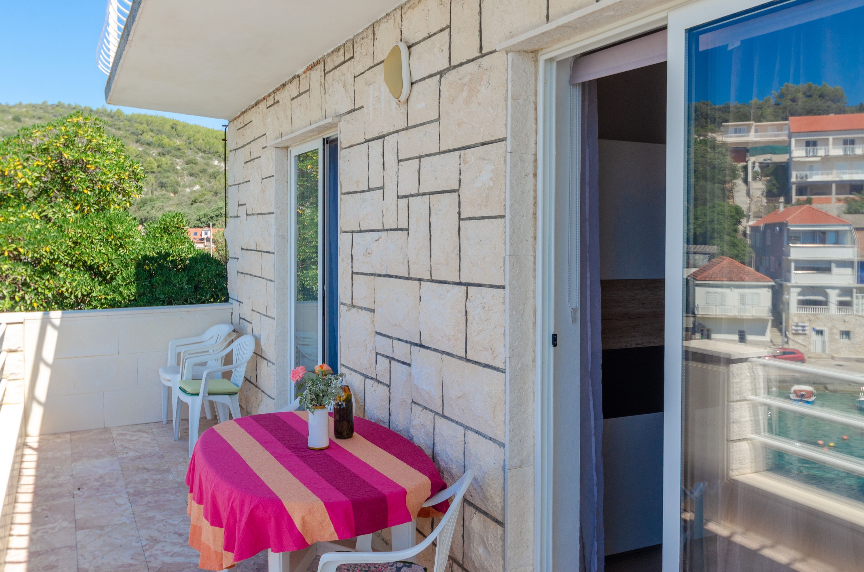 Three bedroom apartment near beach Zavalatica, Korčula  A-a