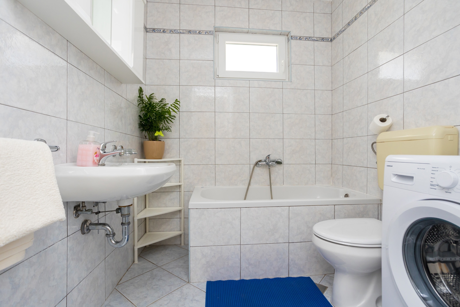 Three bedroom apartment with terrace and sea view Šilo, Krk  A-a