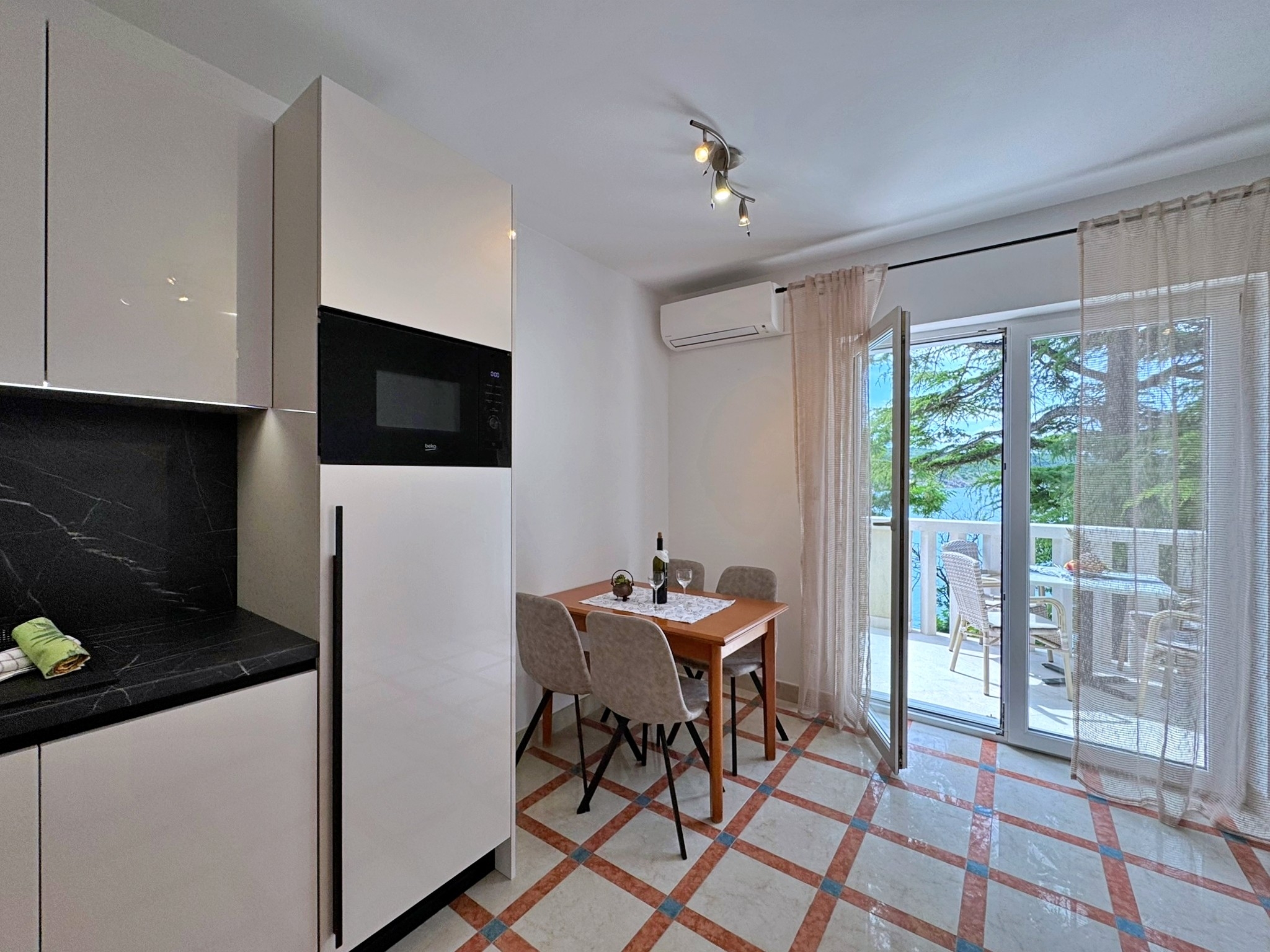 One bedroom apartment near beach Šilo, Krk (A-18704-d) One bedroom apartment near beach Šilo, Krk (A-18704-d)