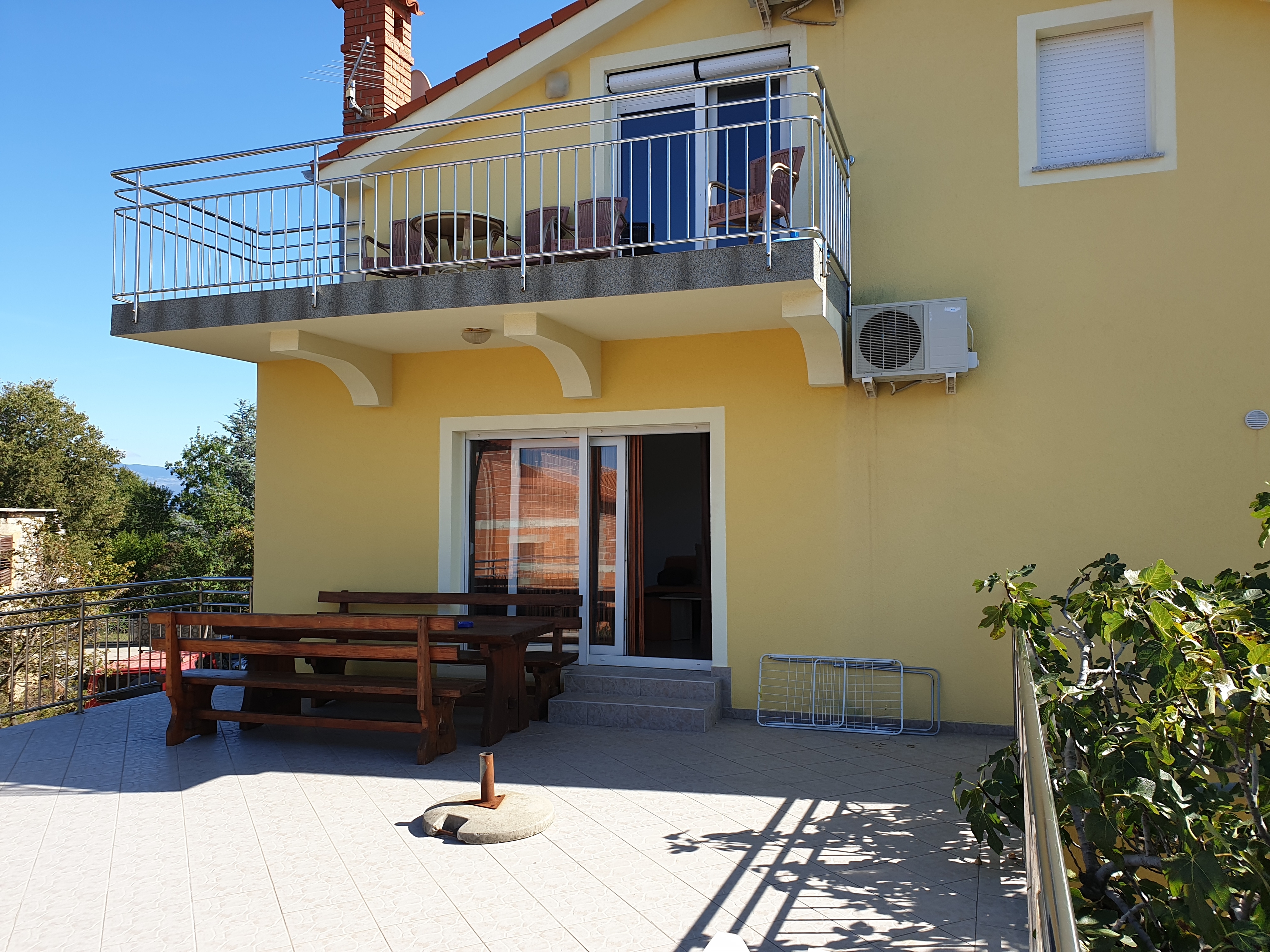 Three bedroom apartment with terrace and sea view Šilo, Krk  A-b