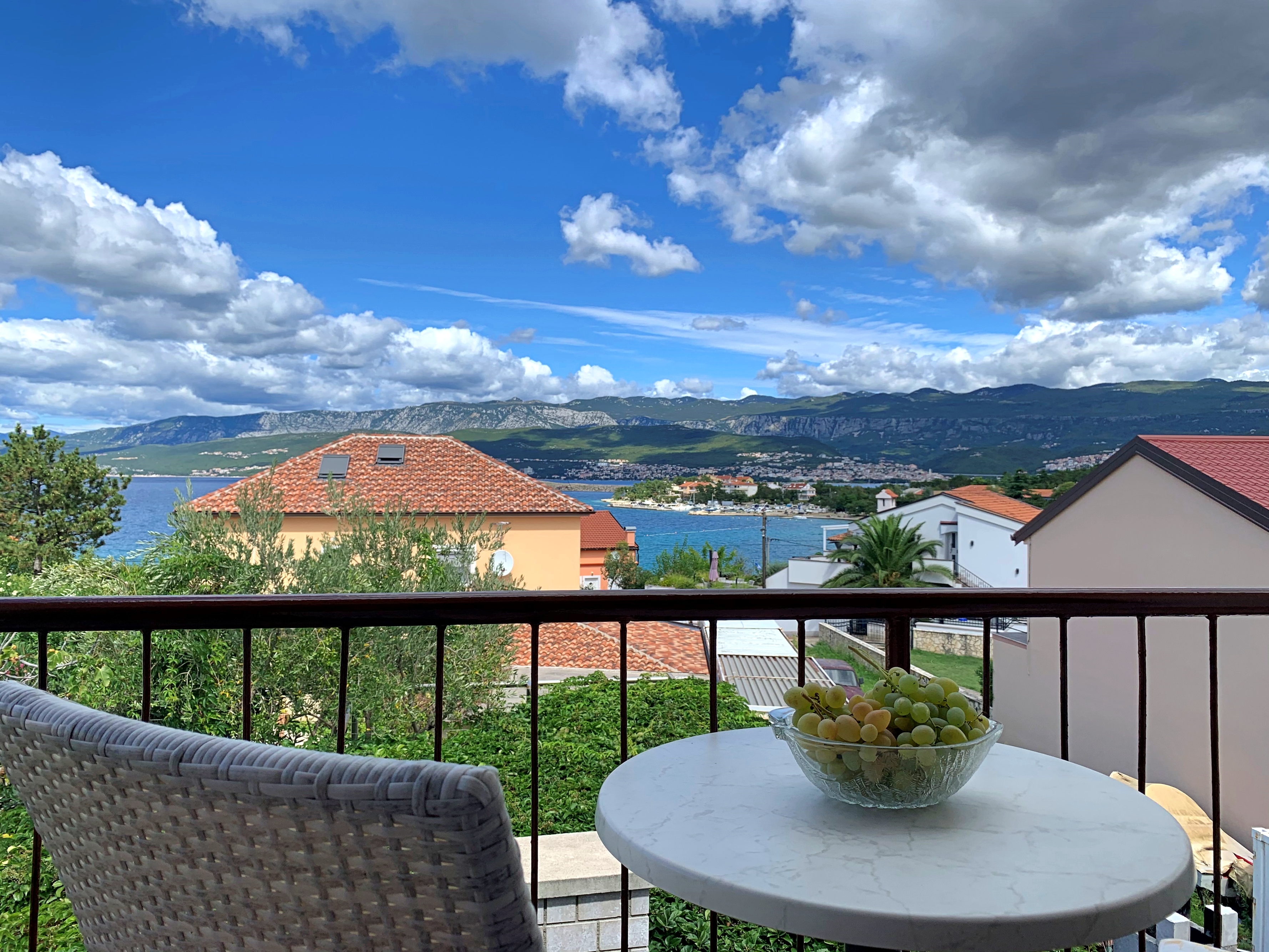 Two bedroom apartment with terrace and sea view Šilo, Krk  A-a