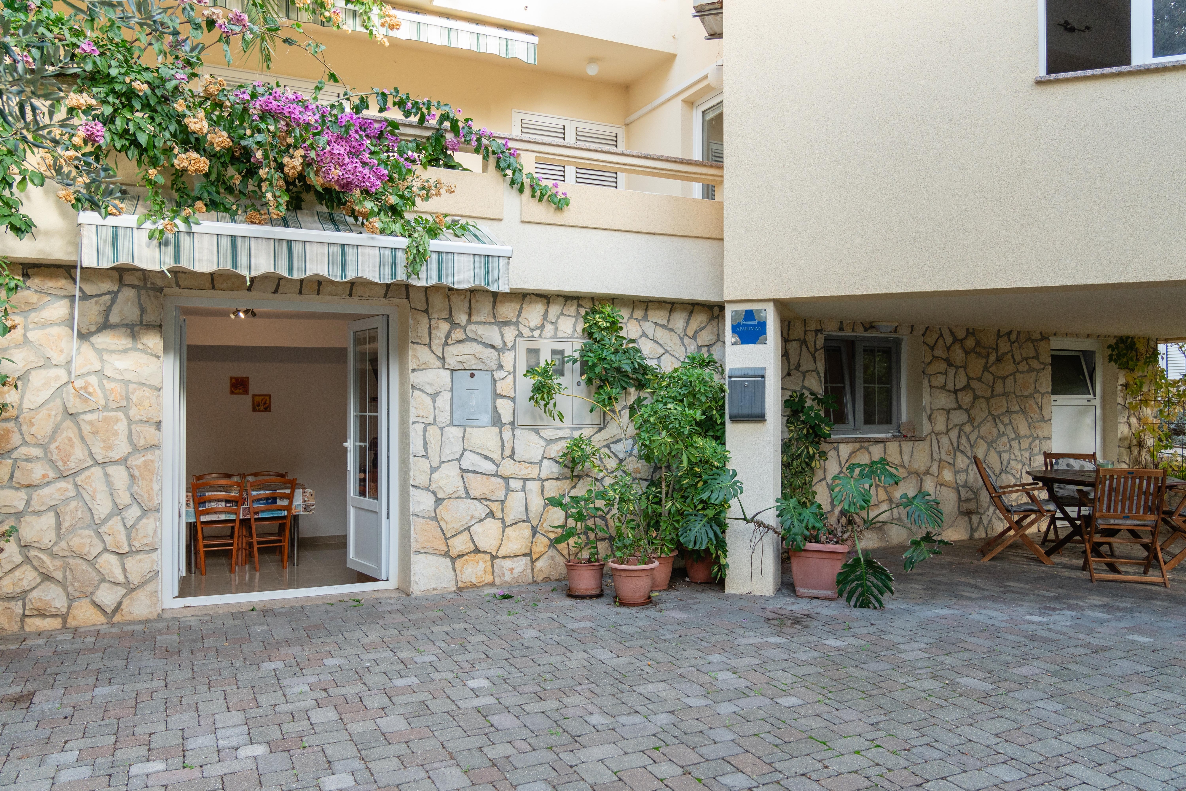 Two bedroom apartment with terrace Mandre, Pag  A-a