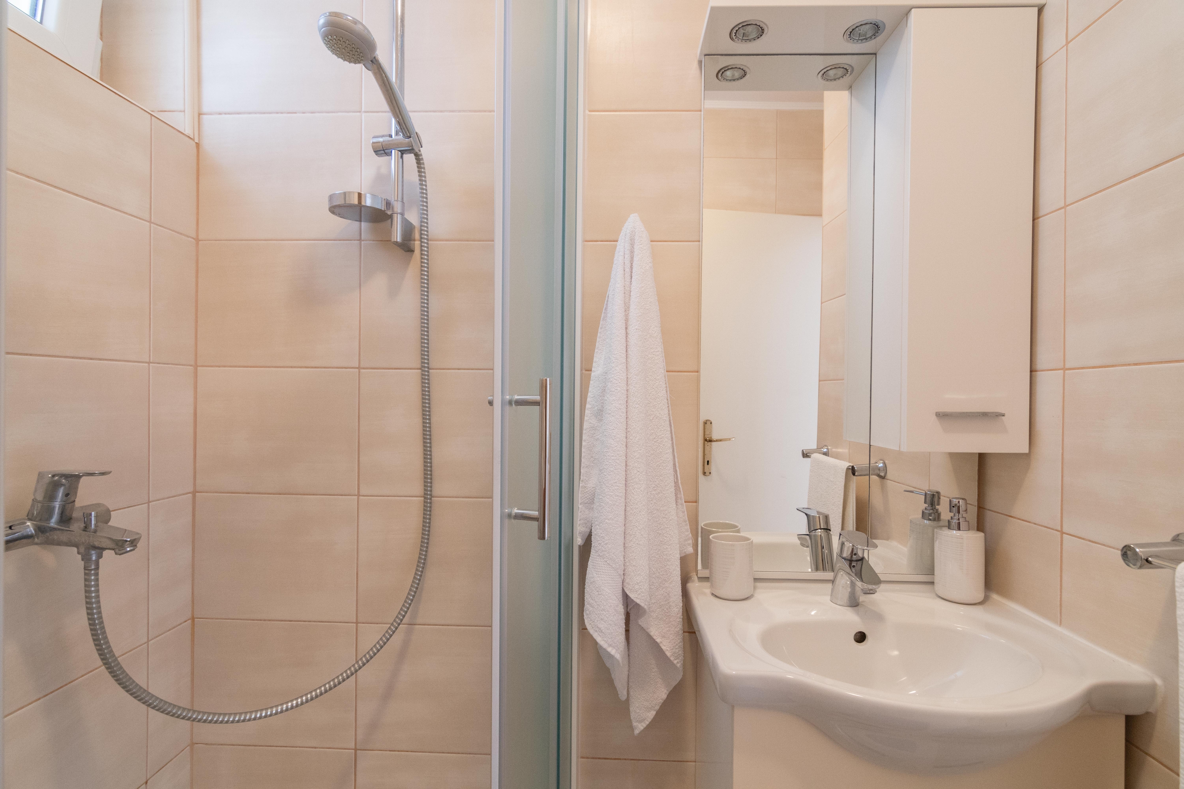 Two bedroom apartment with terrace and sea view Mandre, Pag  A-d