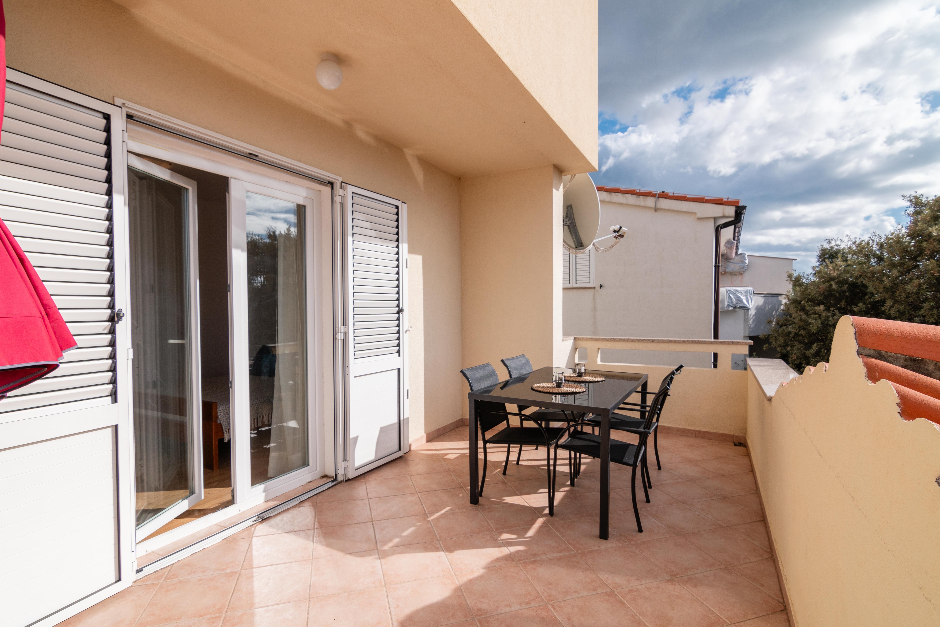 Two bedroom apartment with terrace and sea view Mandre, Pag  A-d