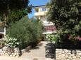 Mandre, Pag, Propiedad 18748 - Apartamentos with pebble beach.