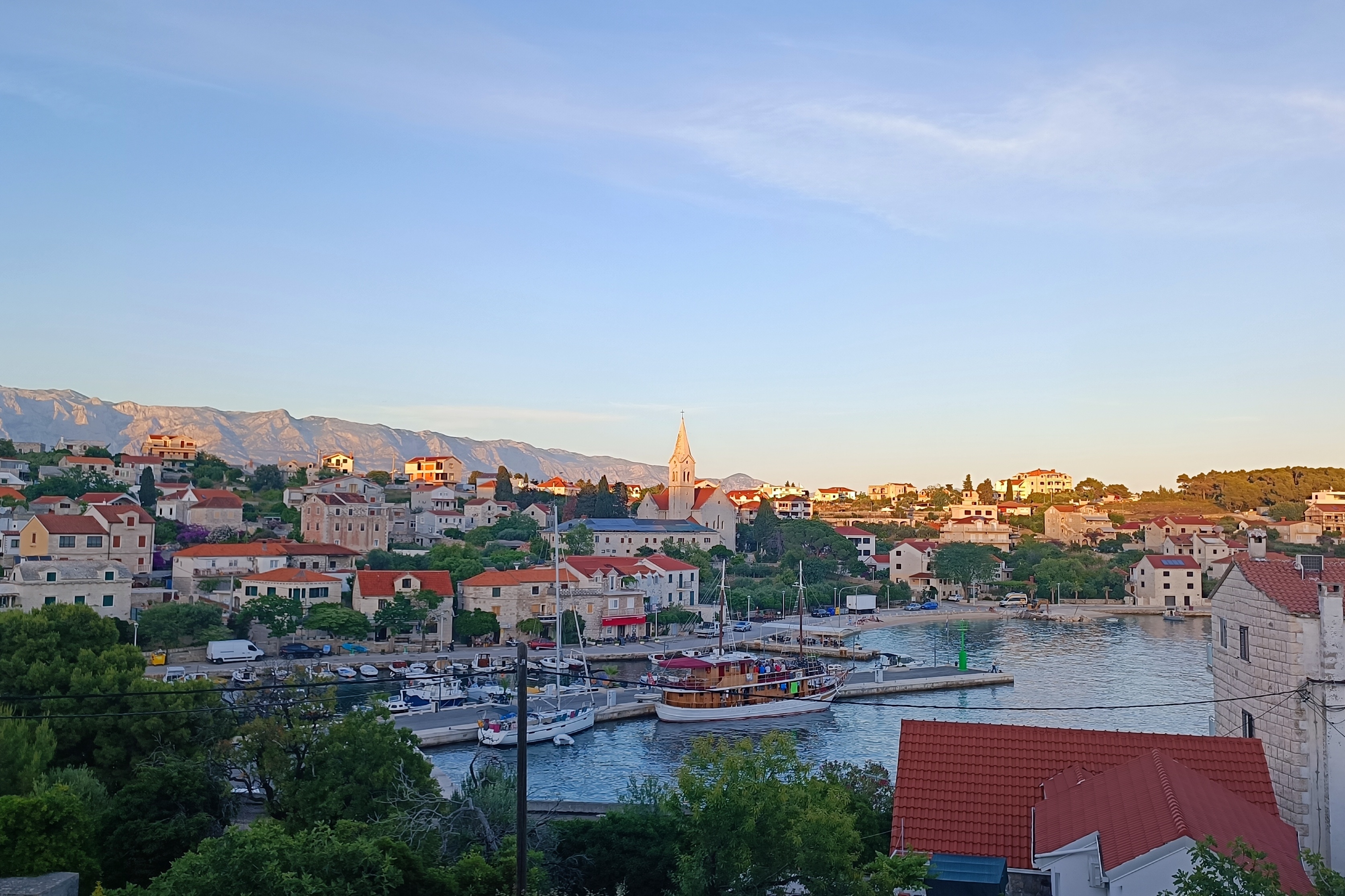 Three bedroom apartment with terrace and sea view Sumartin, Brač  A-a