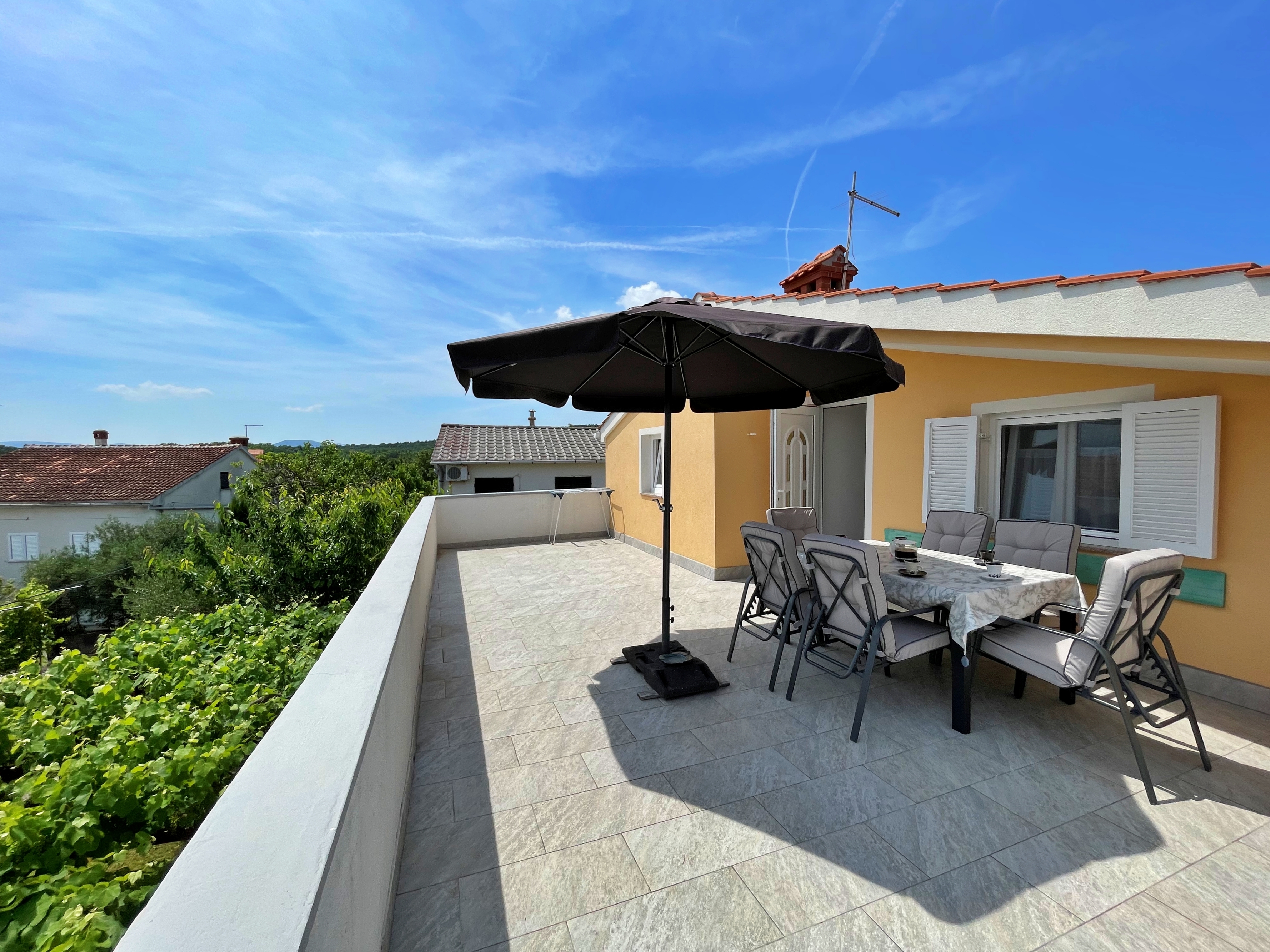 Three bedroom apartment with terrace and sea view Šilo, Krk  A-b