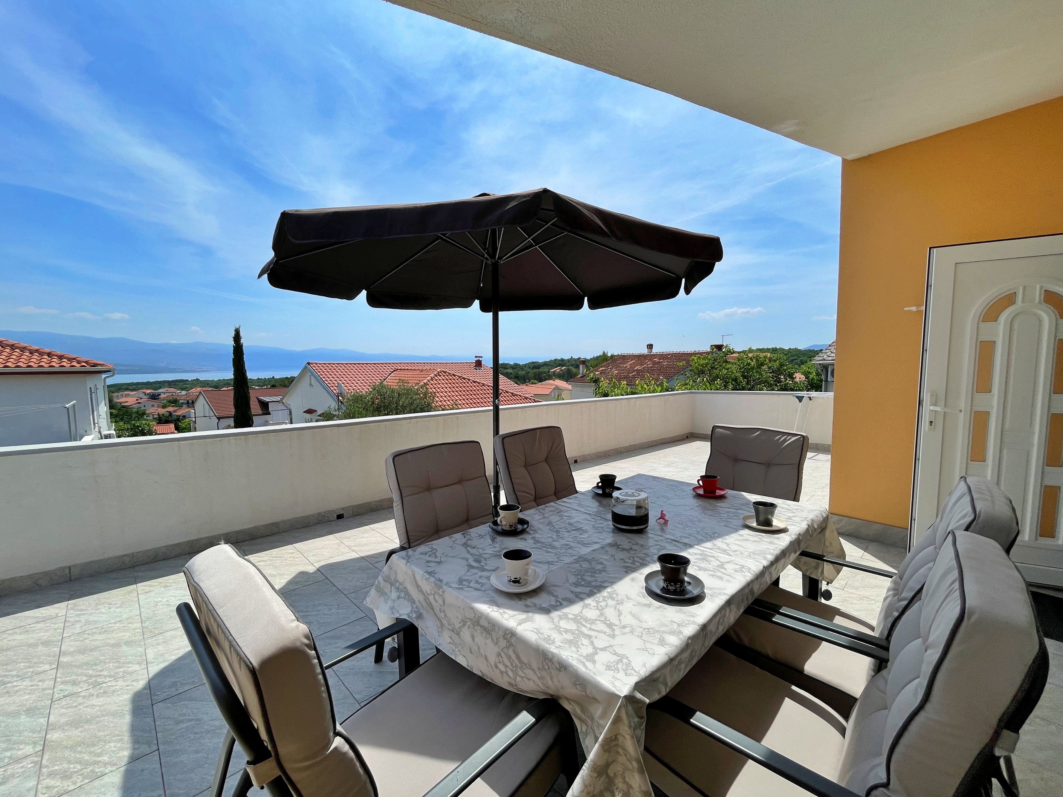 Three bedroom apartment with terrace and sea view Šilo, Krk  A-b