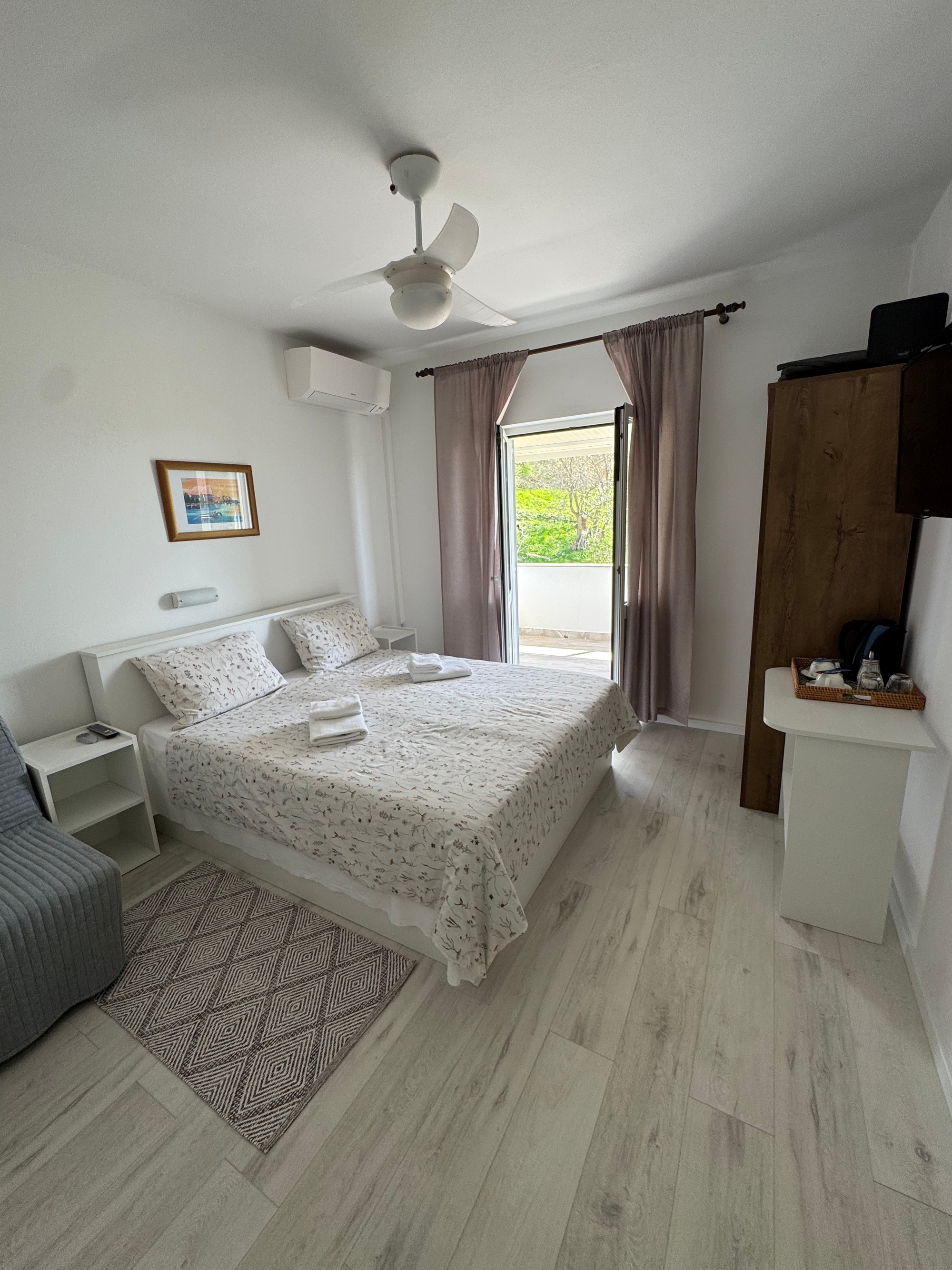 Room with terrace and sea view Rab (S-18786-a)