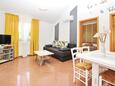 Obývací pokoj Baška, Obývací pokoj v ubytování typu apartment, s klimatizací, domácí mazlíčci povoleni a WiFi.