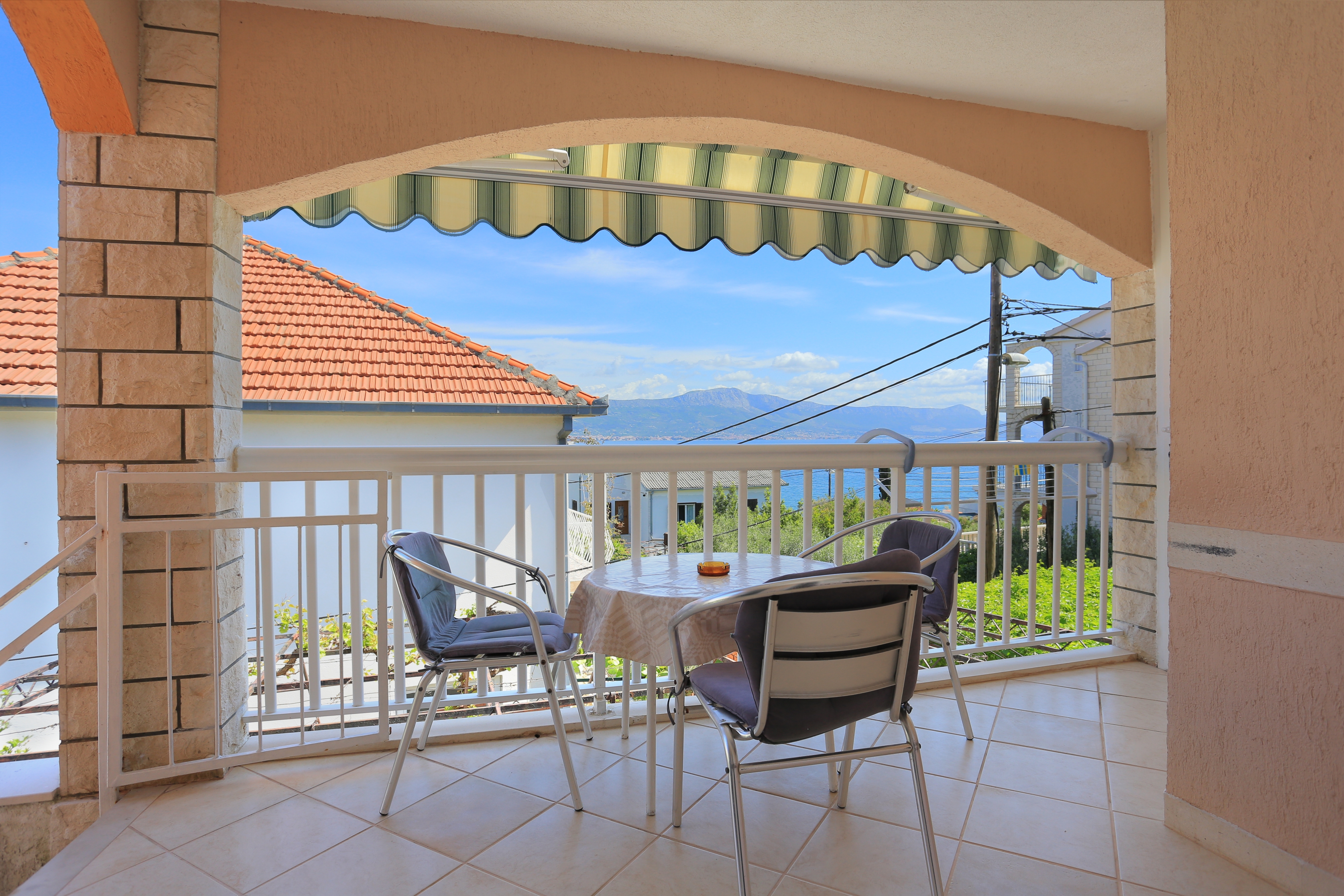 One bedroom apartment with terrace and sea view Arbanija, Čiovo (A-18797-b)